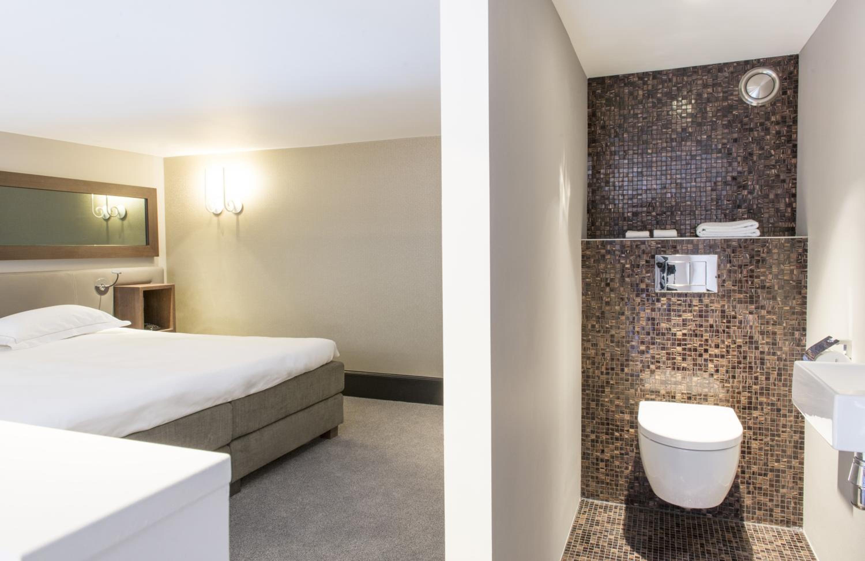 Luxury Suite with Canal View