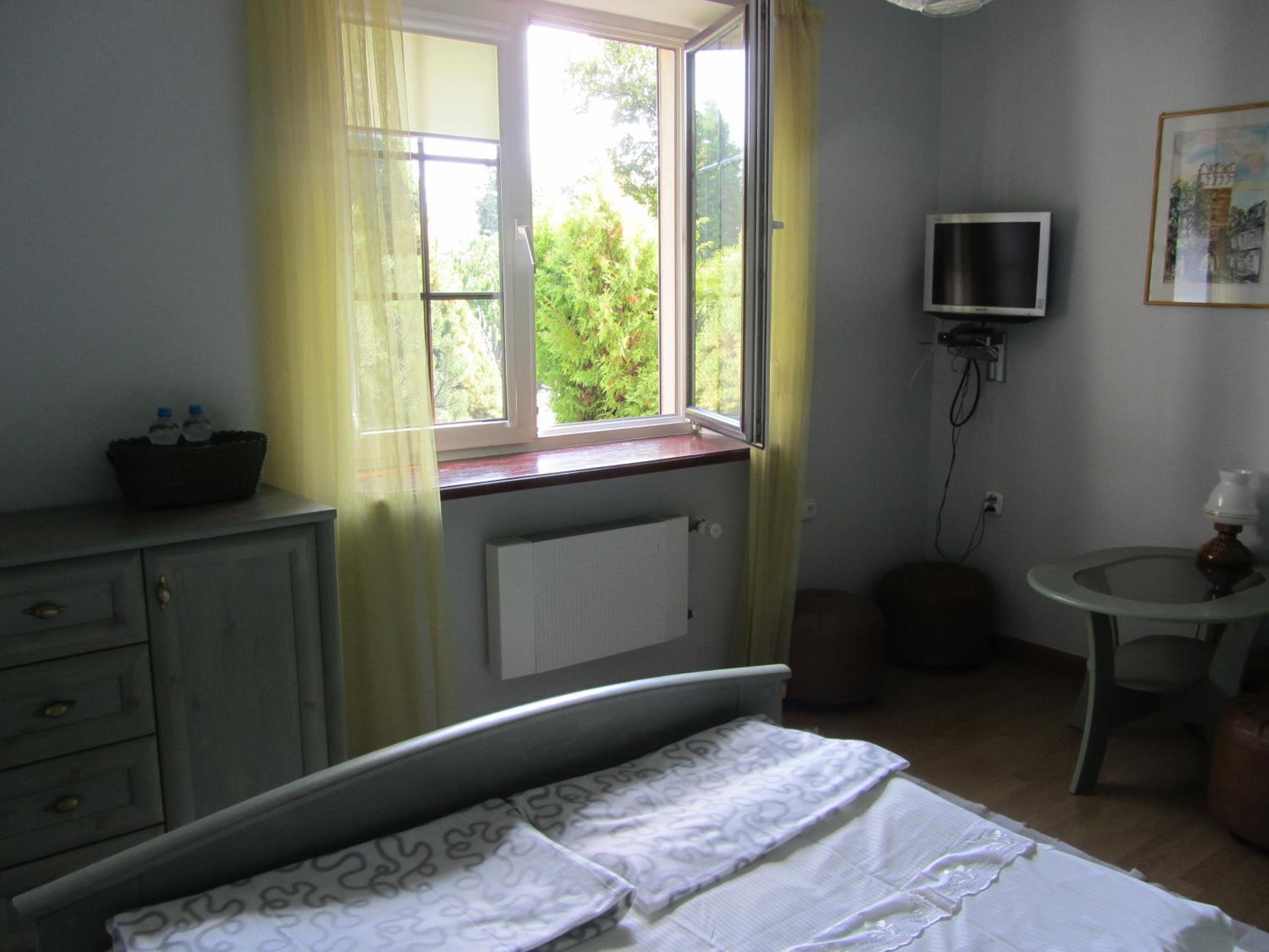 Apartment With Shared Bathroom photo 3