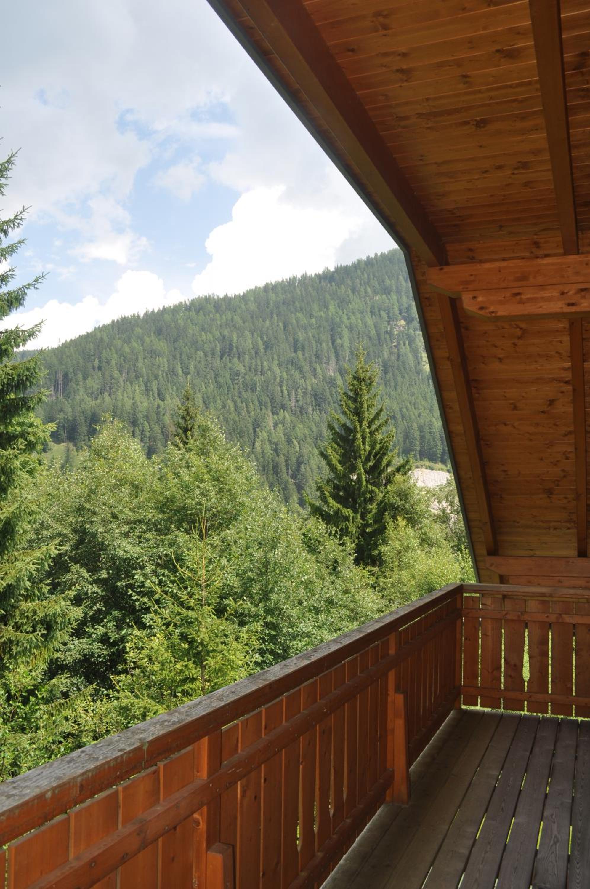 Two-Bedroom Apartment with Mountain View photo 2