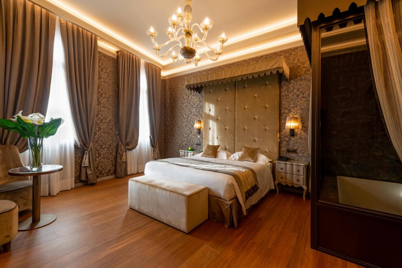 Junior Suite with Balcony and Canal View thumbnail 5