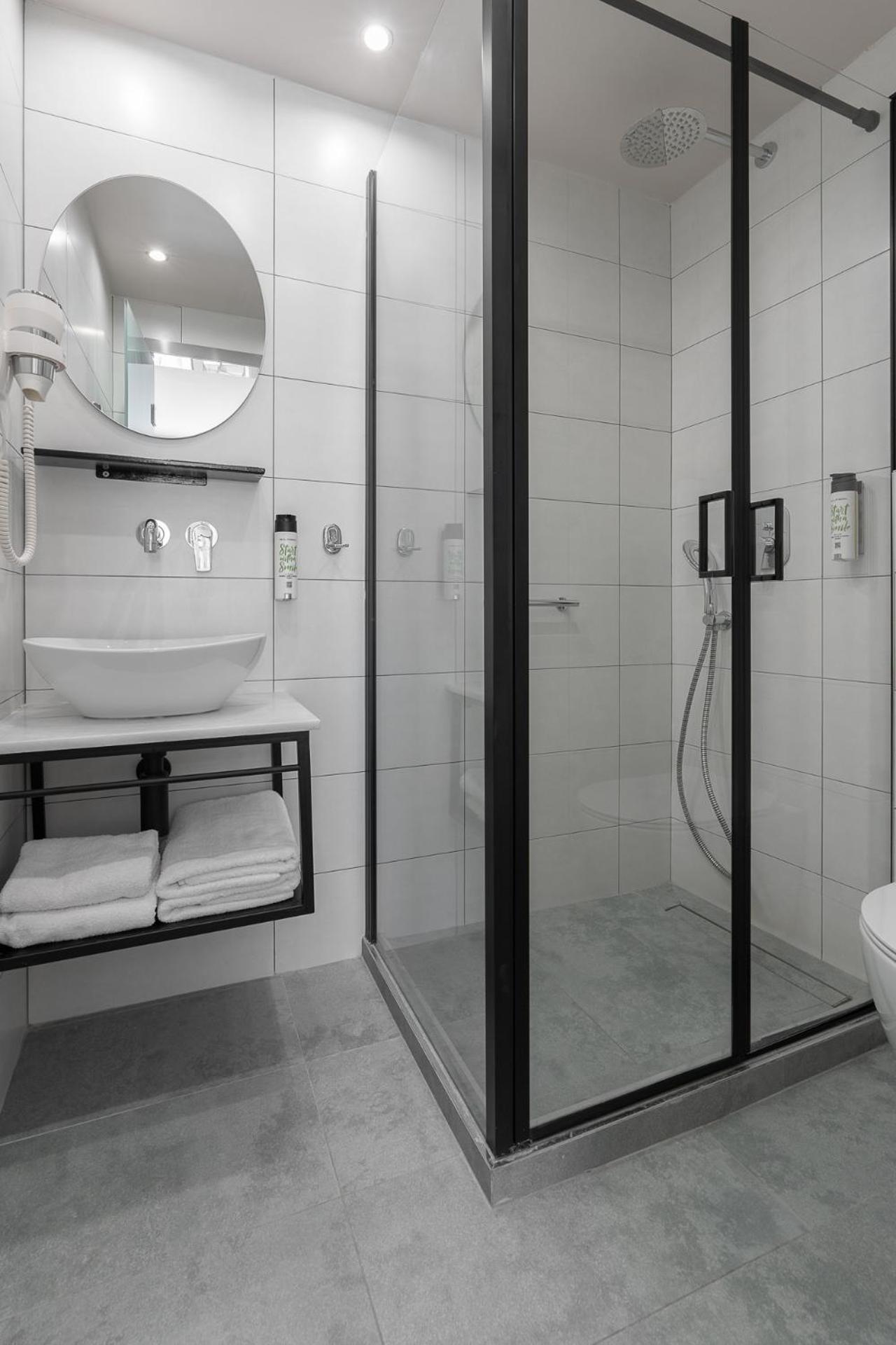 Double or Twin Room with Balcony - Photo 10