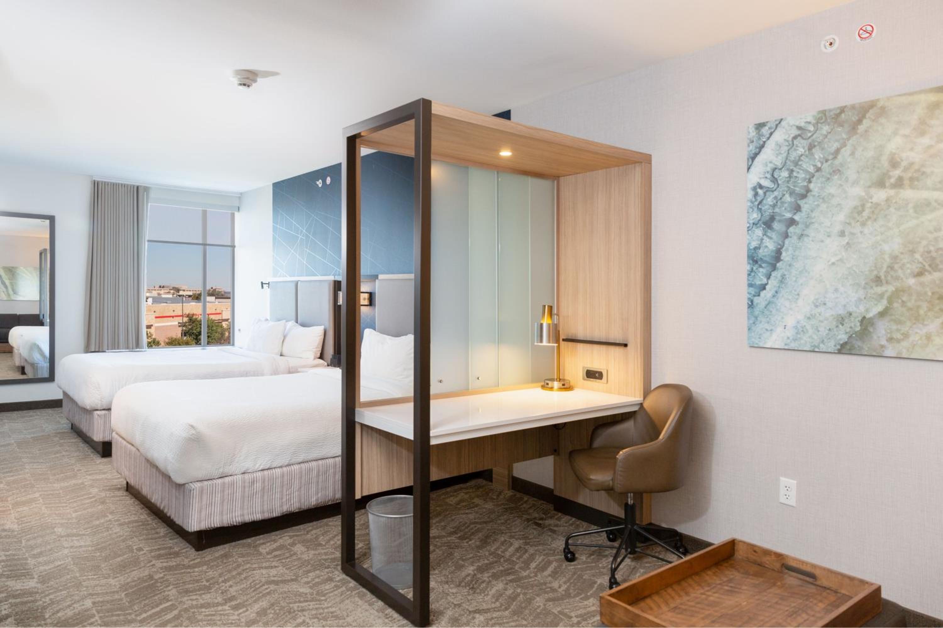 Queen Suite with Sofa Bed and Adapted Tub - Mobility Accessible