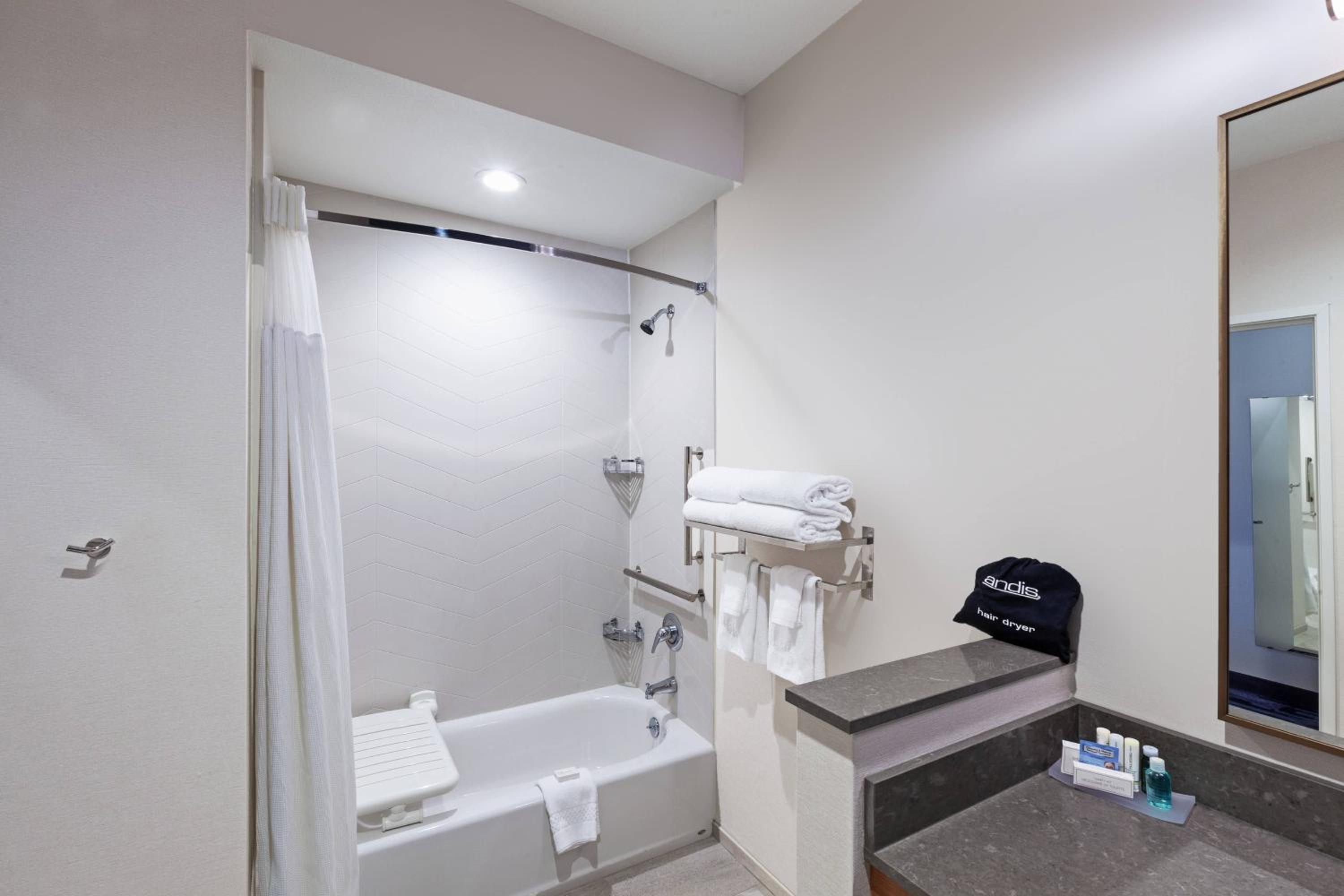 Queen Room with Two Queen Beds and Bathtub - Mobility Access photo 2