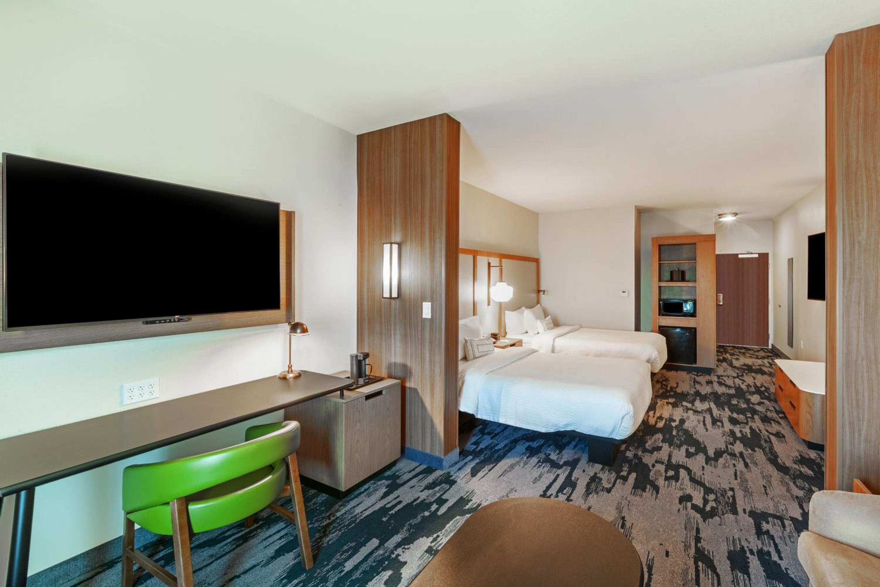 Queen Suite with Two Queen Beds, Bathtub and Sofa Bed - Mobility Access photo 1