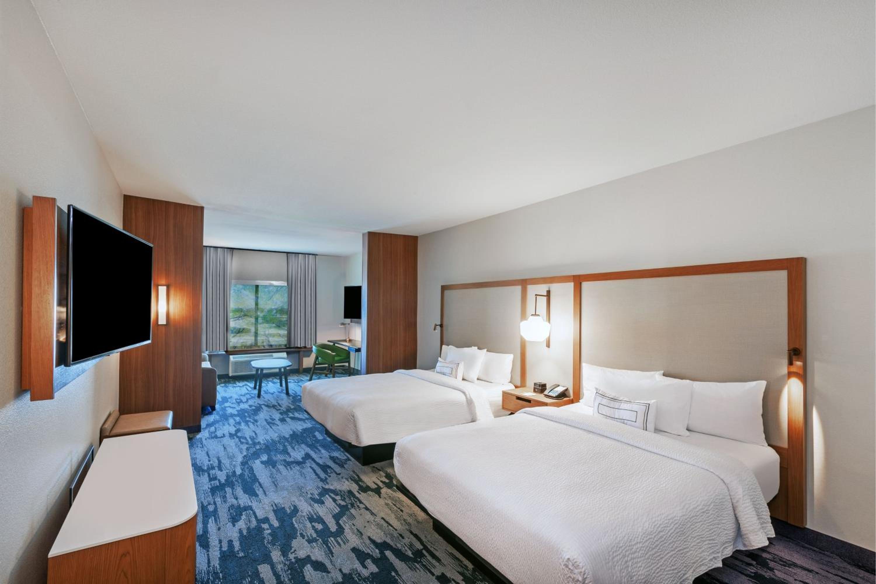 Queen Suite with Two Queen Beds, Bathtub and Sofa Bed - Mobility Access photo 2