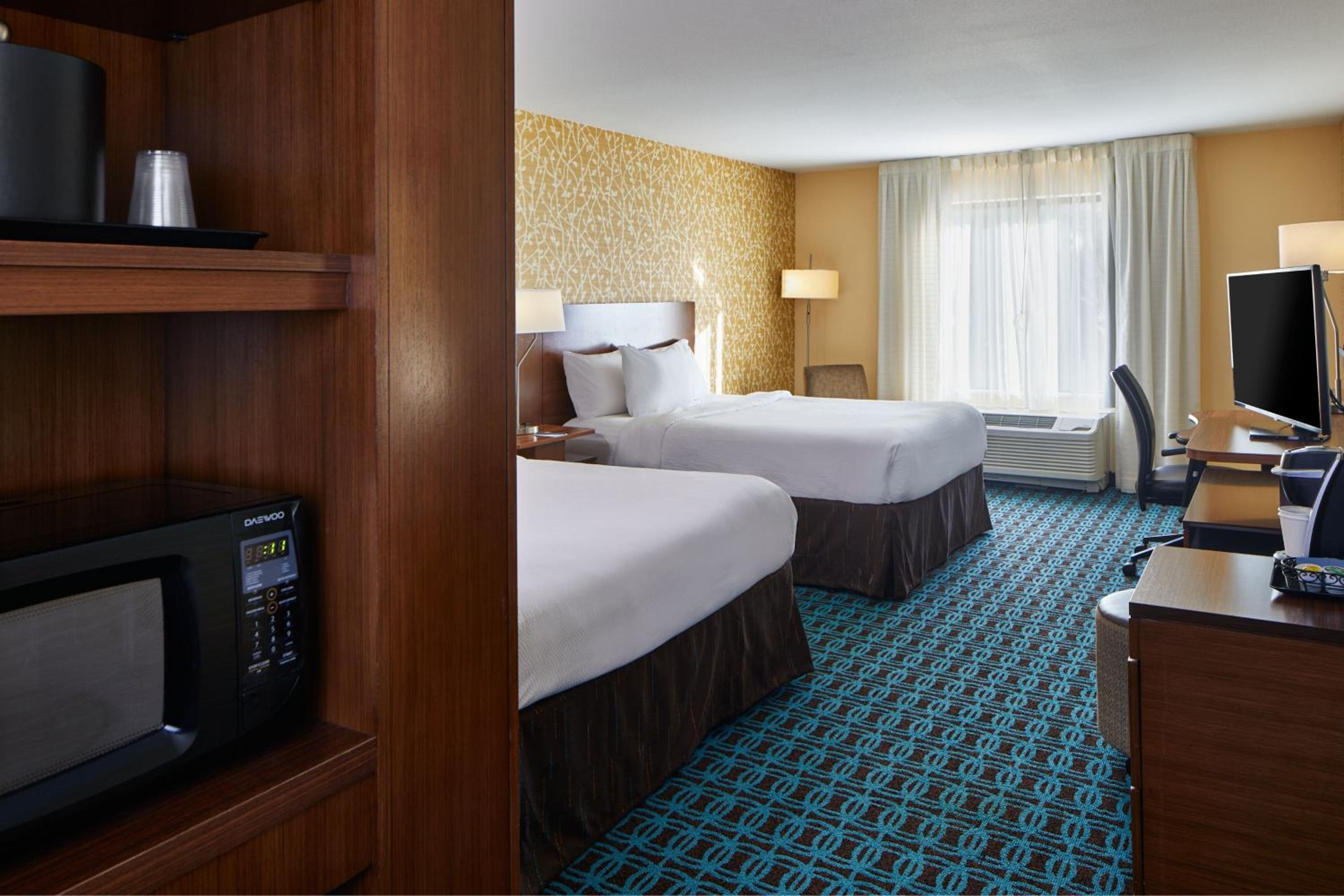 Queen Room with Two Queen Beds photo 2
