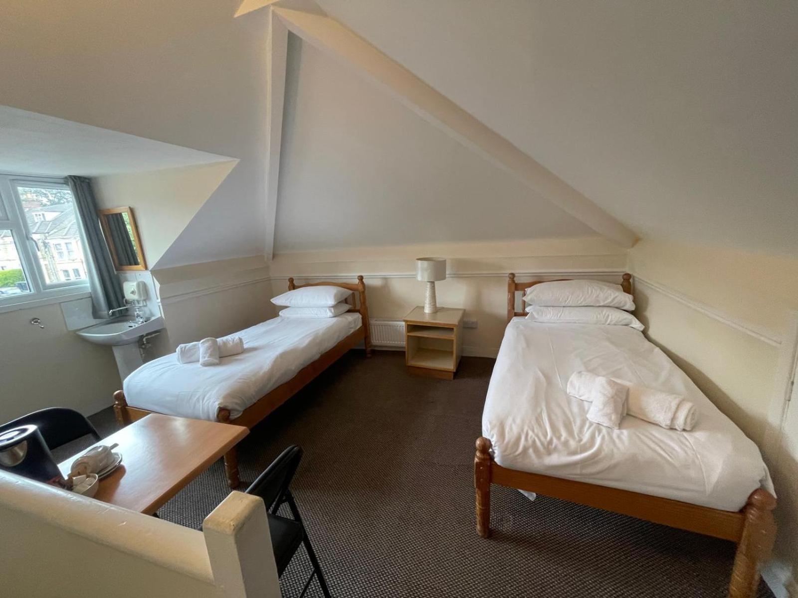 Standard Twin Room with Shared Bathroom photo 1