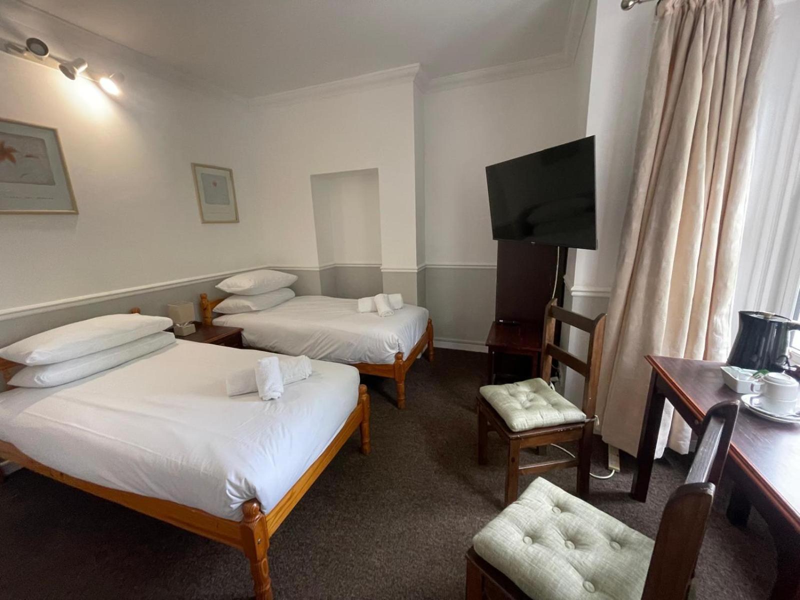 Standard Twin Room with Shared Bathroom photo 2