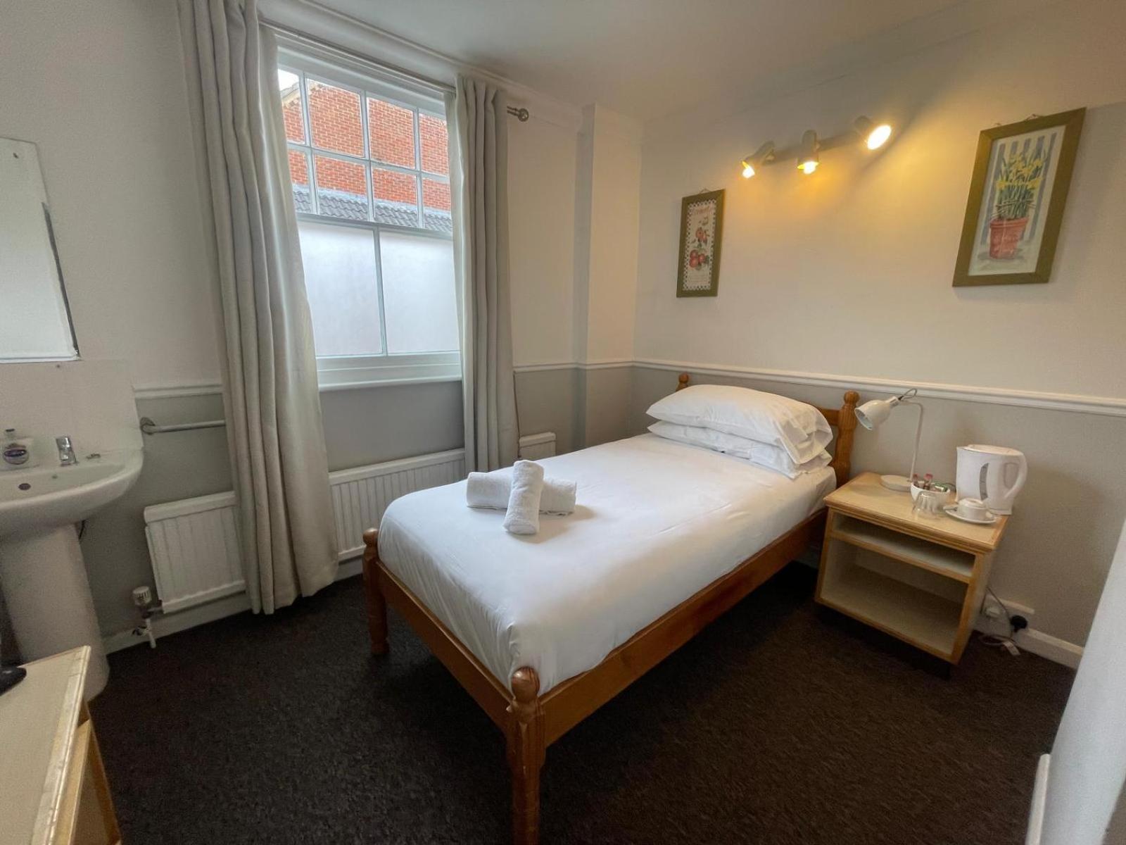 Standard Single Room with Shared Bathroom photo 2