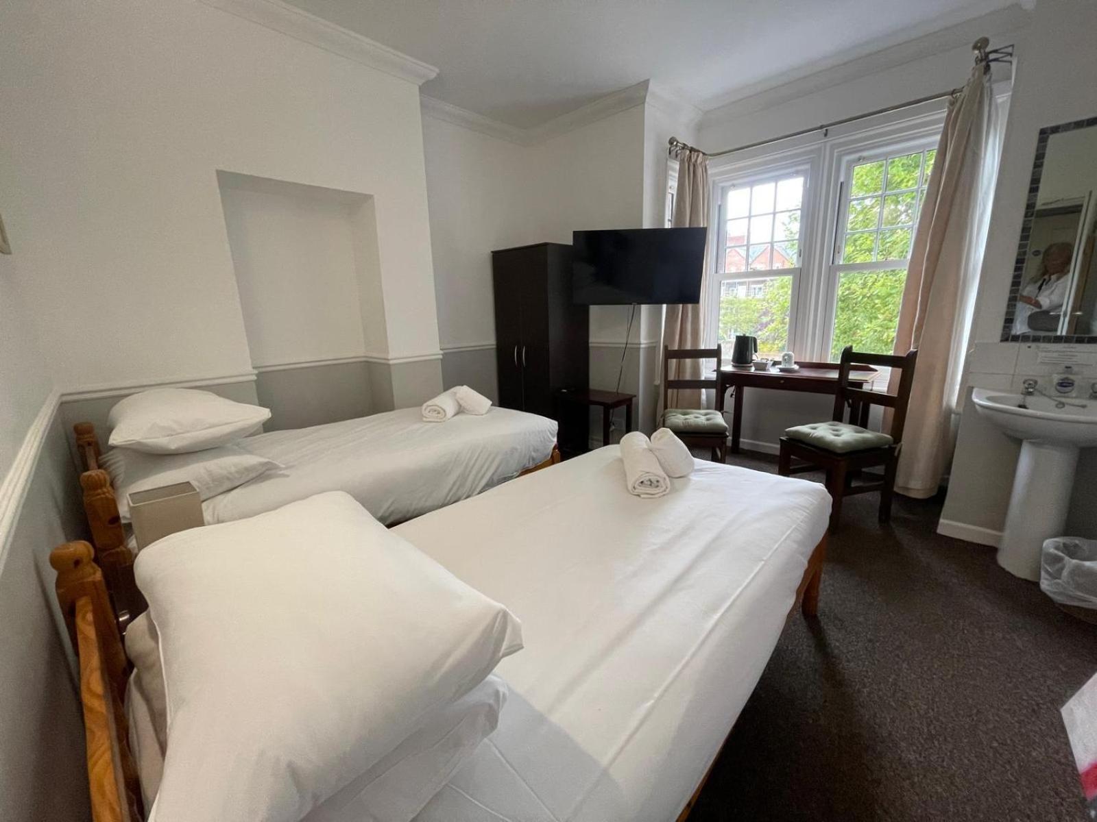Standard Twin Room with Shared Bathroom photo 3