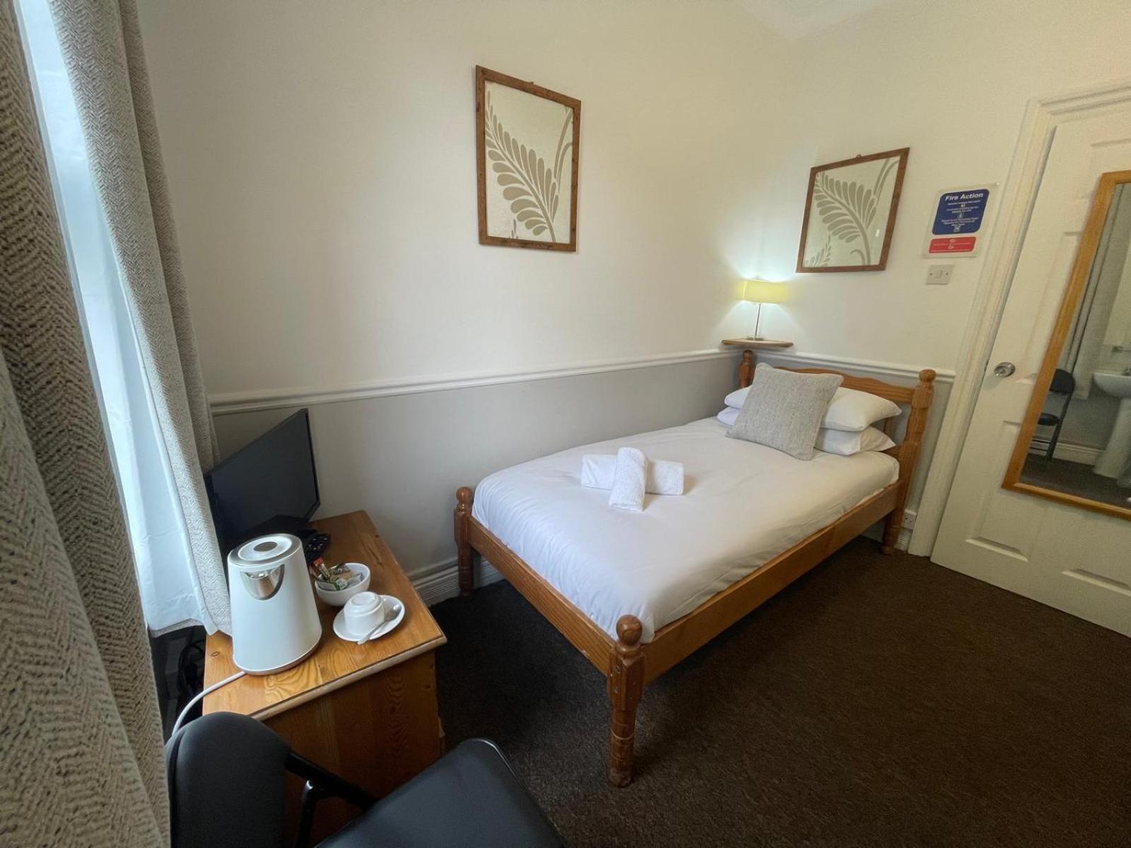 Single Room with Shared Bathroom photo 3