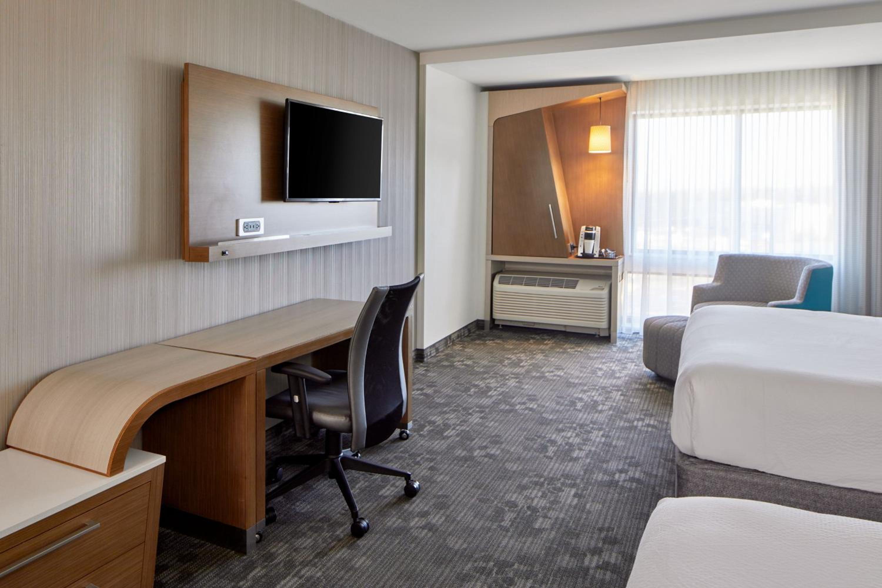 Queen Room with Two Queen Beds and Bathtub - Mobility Access photo 2