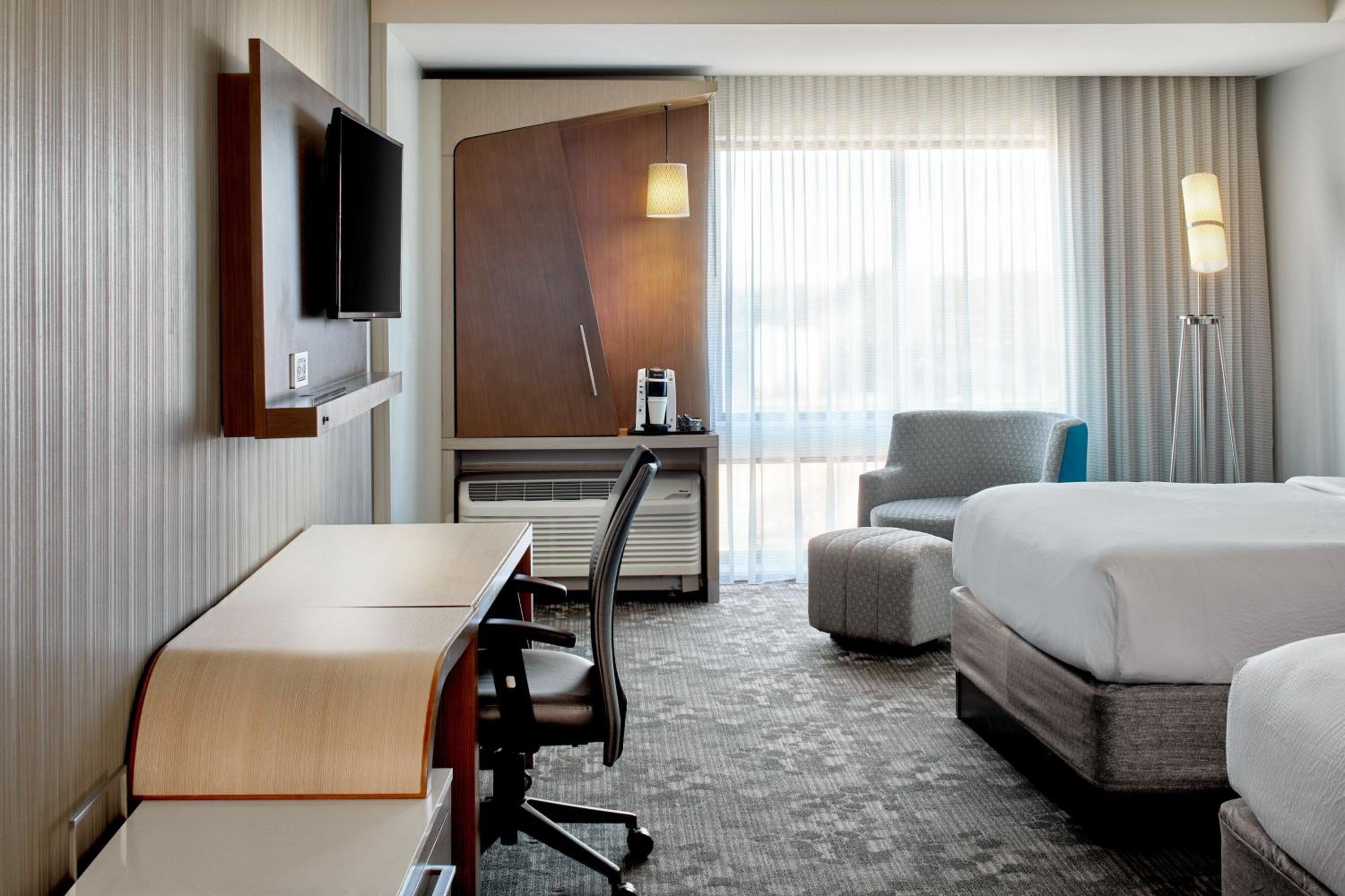Queen Room with Two Queen Beds and Bathtub - Mobility Access photo 3