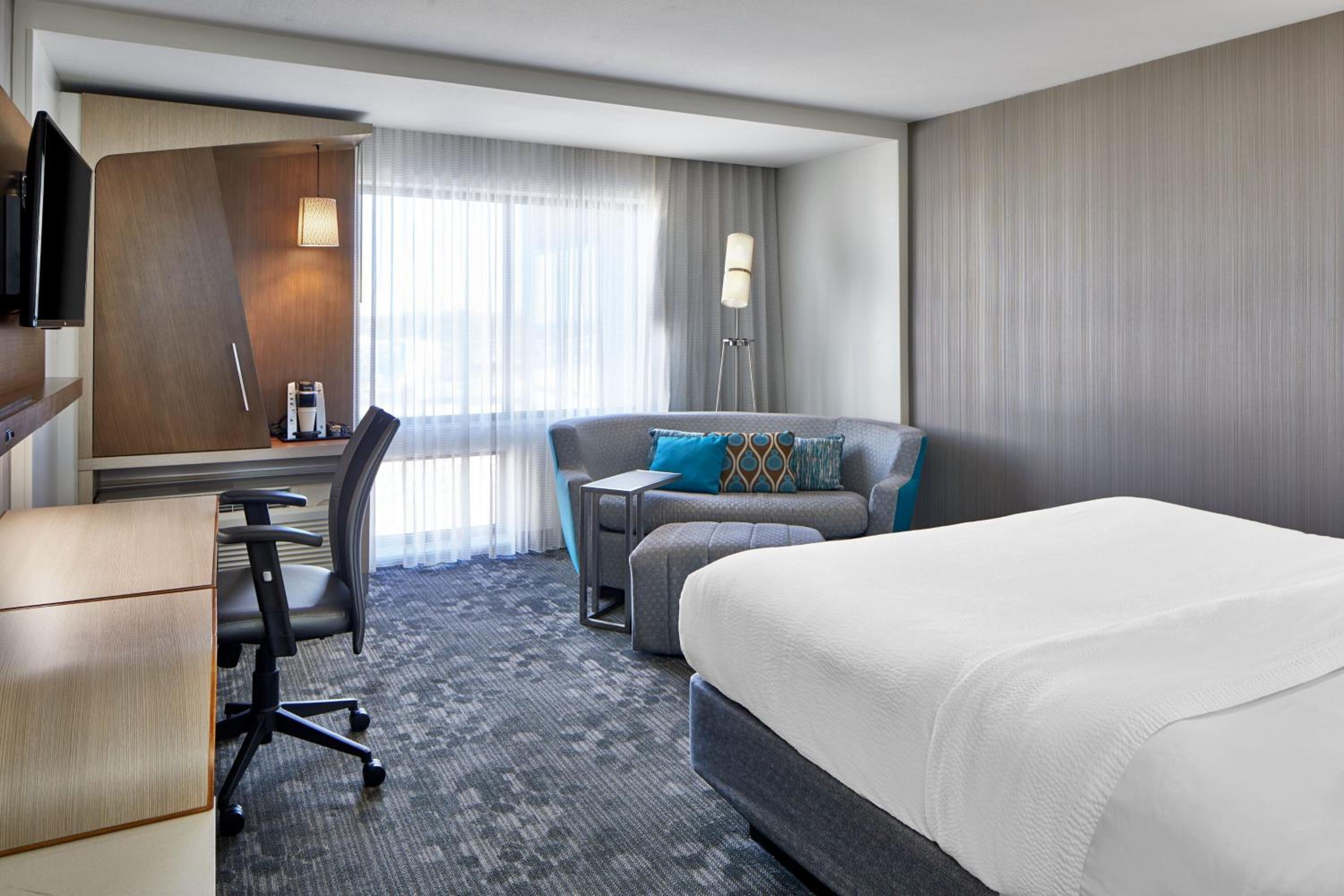 King Room with Sofa Bed - Hearing Accessible photo 2