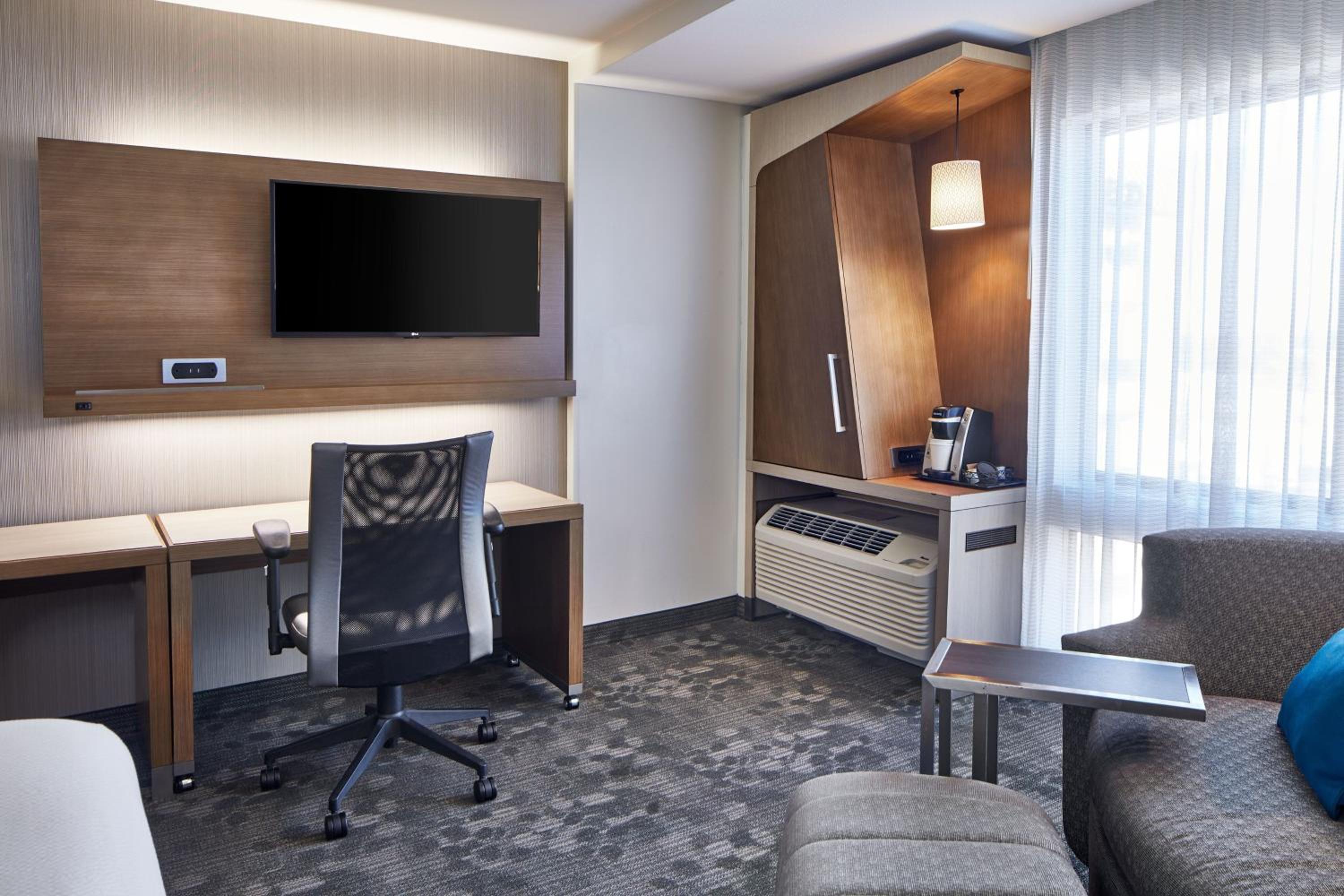 King Room with Sofa Bed - Hearing Accessible photo 3