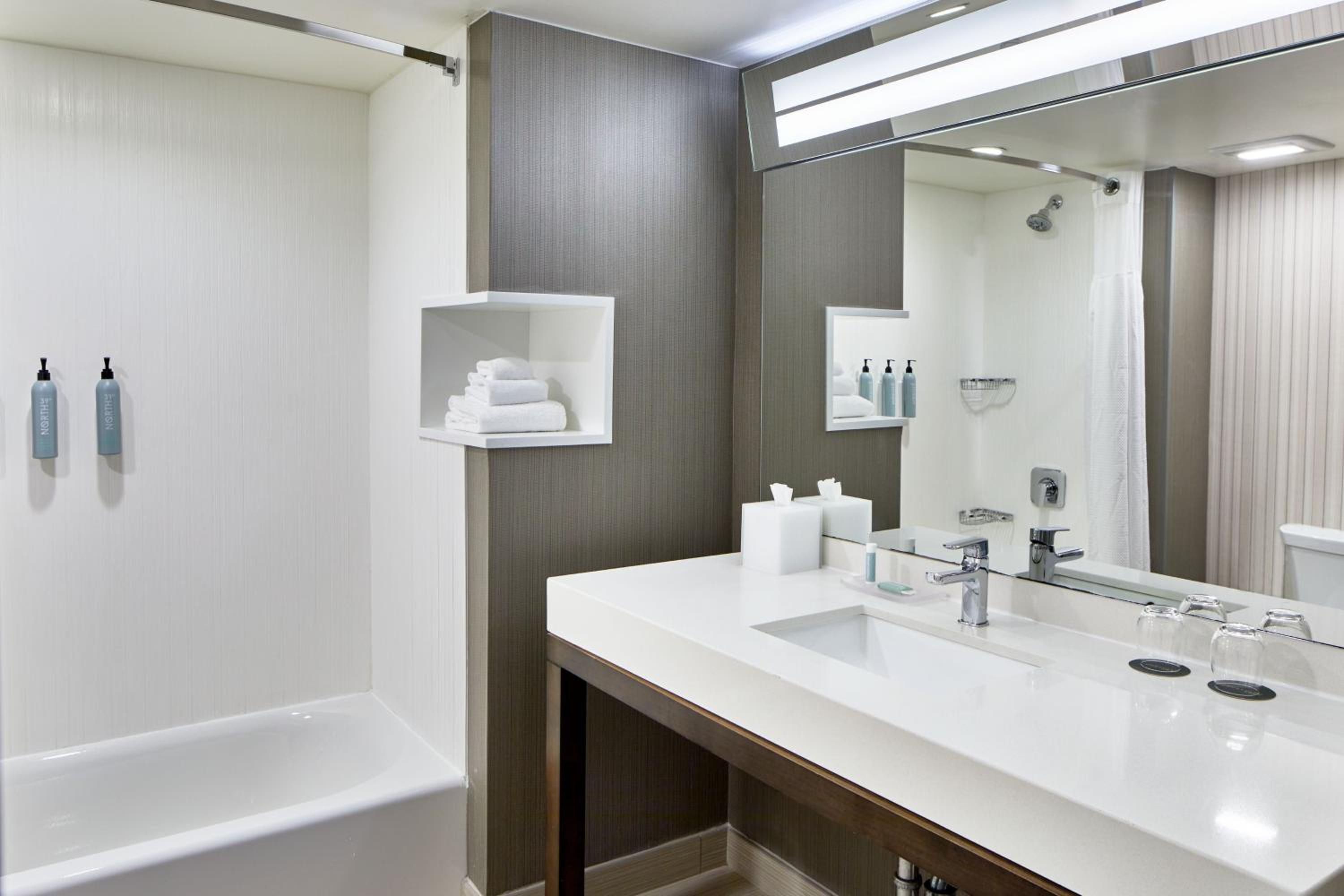 Queen Room with Two Queen Beds and Bathtub - Mobility Access