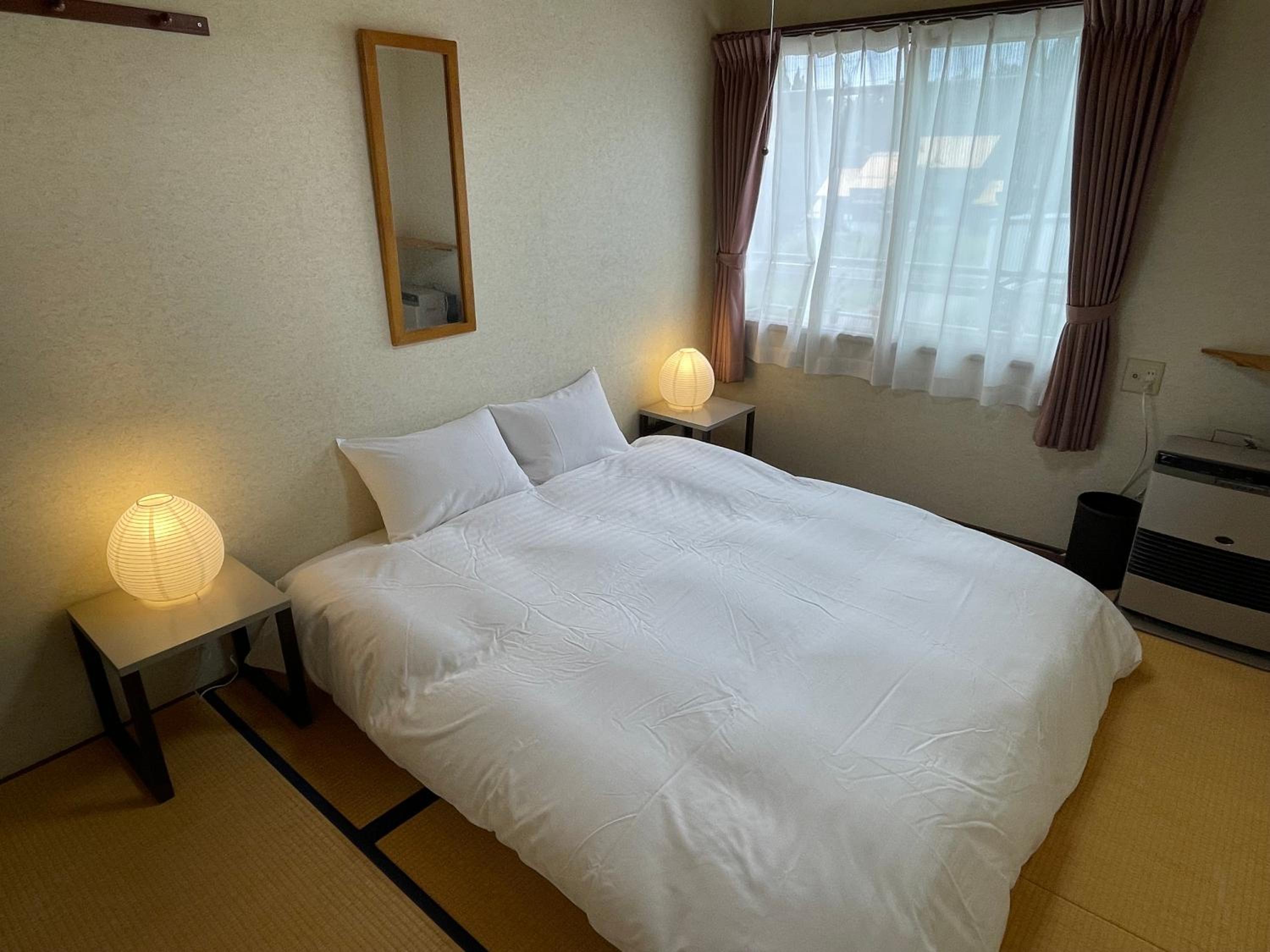 Queen Room with Shared Bathroom photo 1