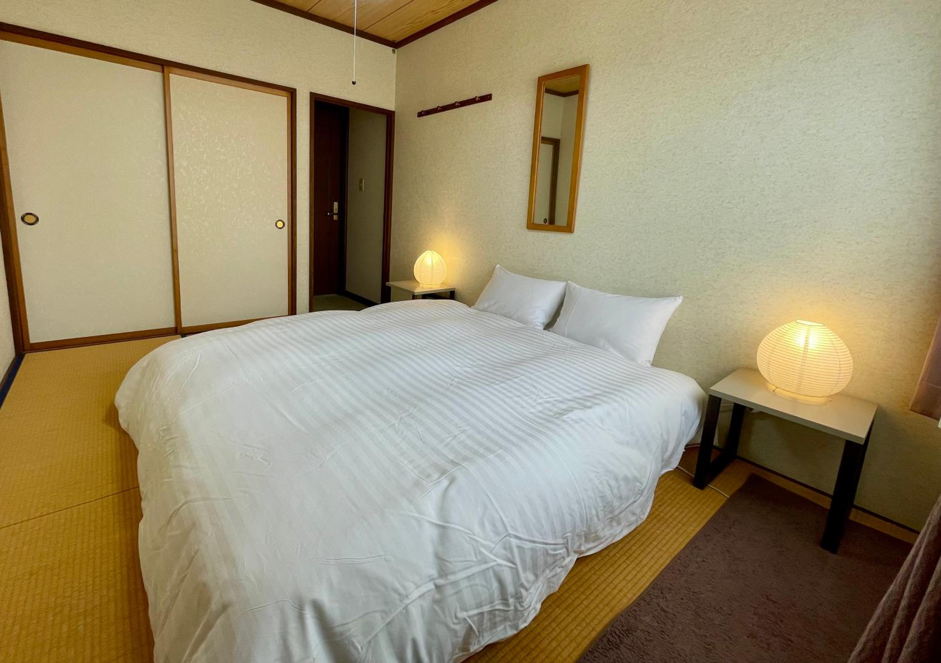 Queen Room with Shared Bathroom photo 2