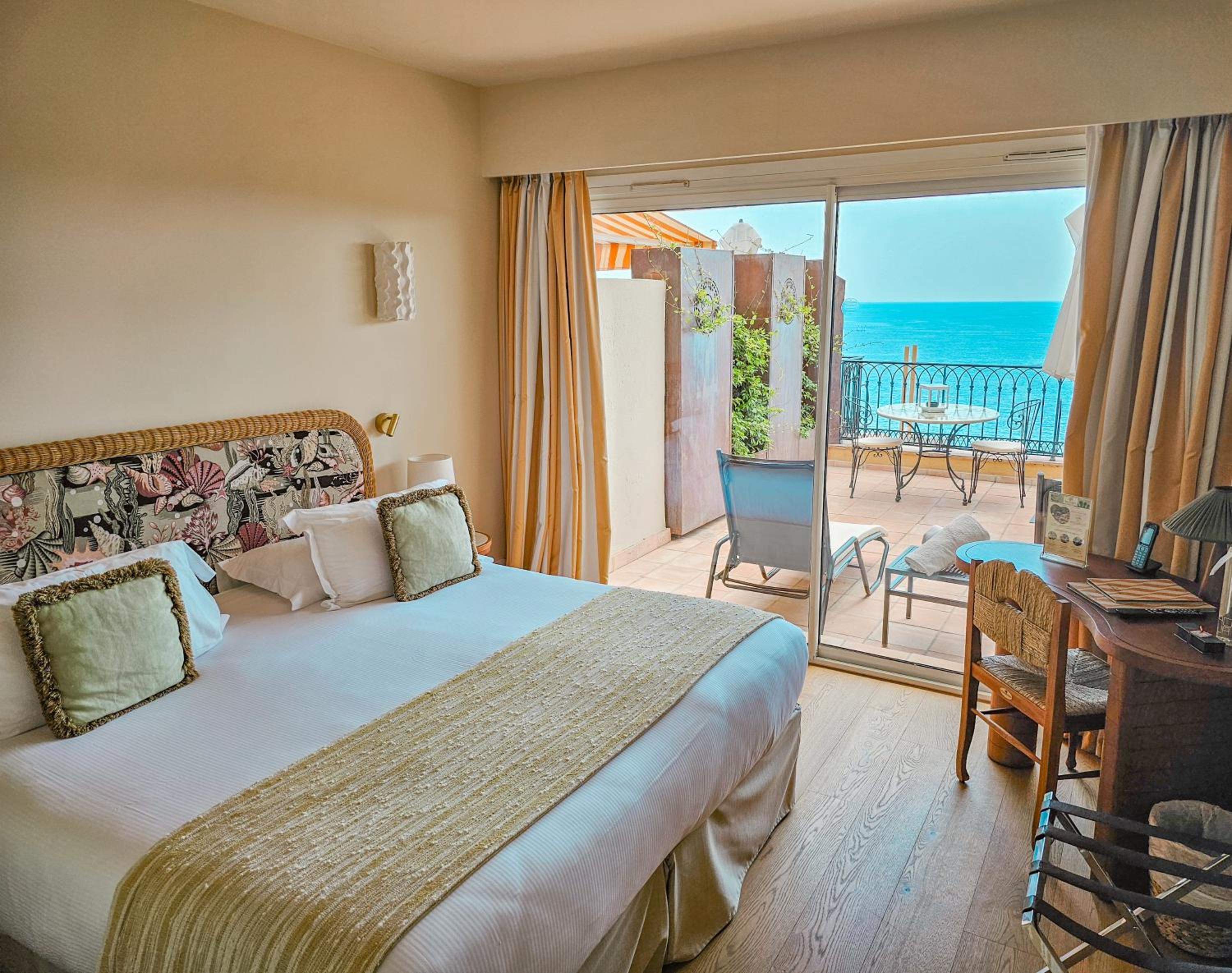 Deluxe Double Room with Full Sea View - Photo 3