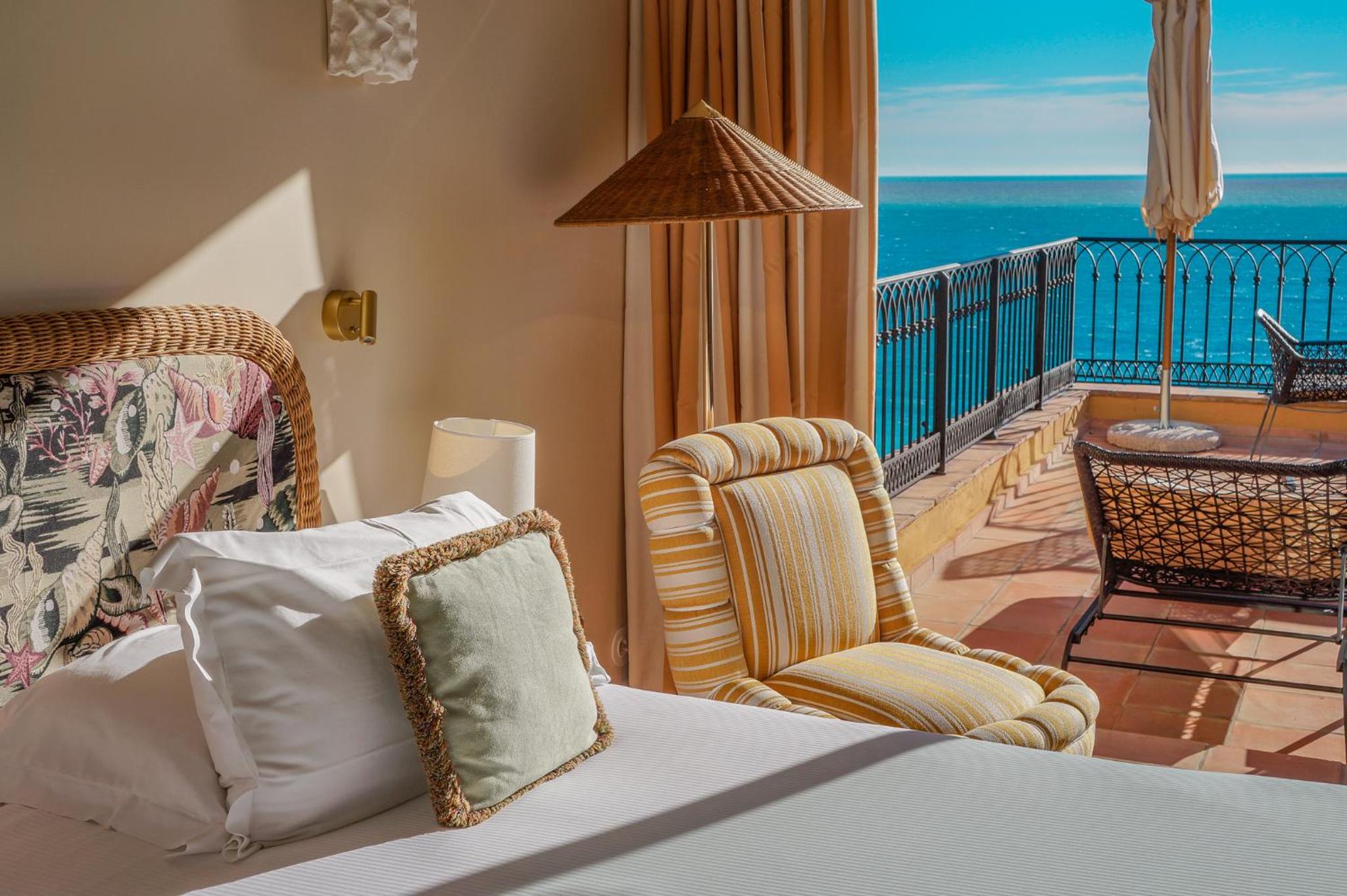 Deluxe Double Room with Full Sea View - Photo 12