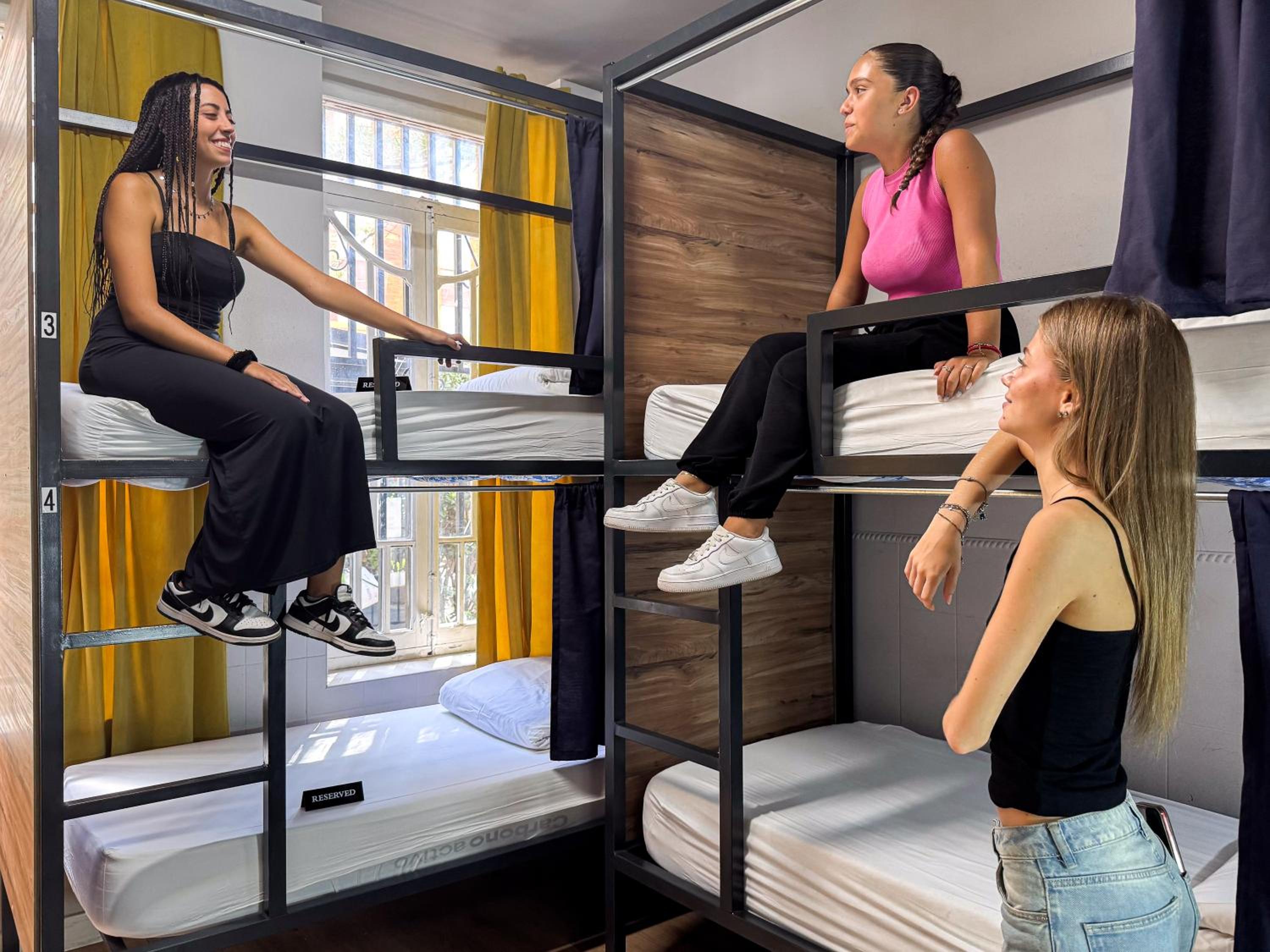 Cama en Dormitorio Mixto de 10 Camas