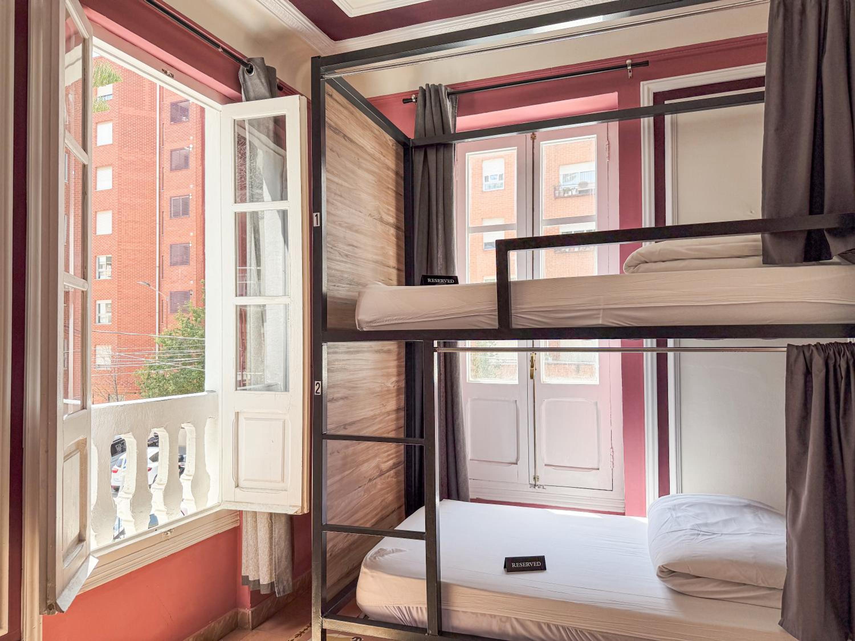 Cama en habitación compartida de 4 camas para mujeres.