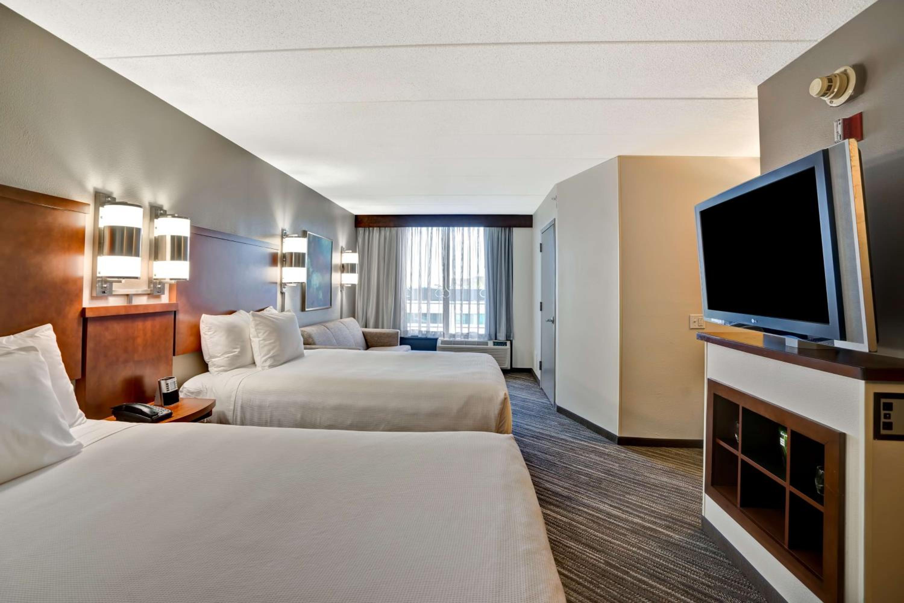 Double Room with Two Double Beds and Accessible Tub - Disability Access photo 1