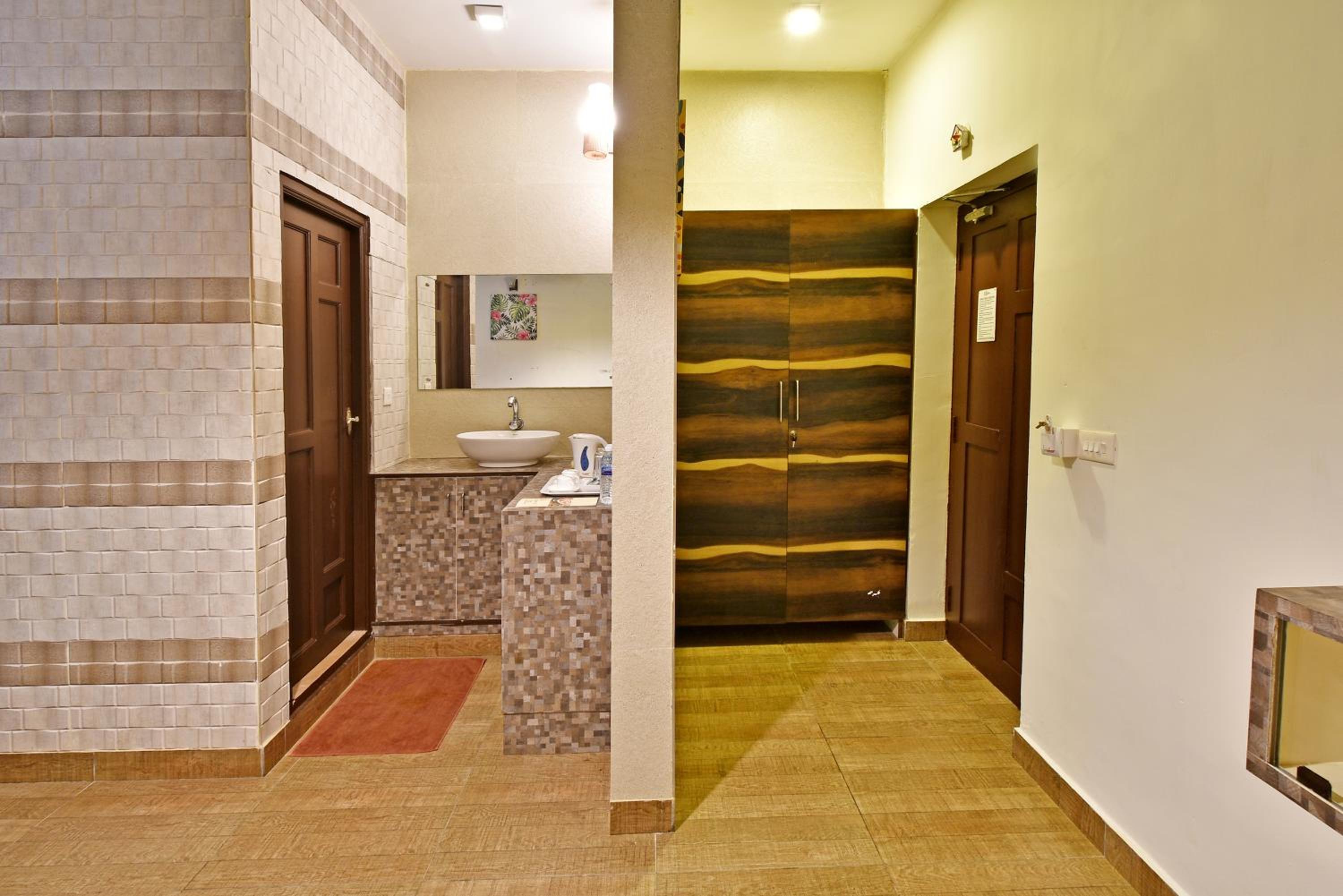Queen Room with Pool View photo 2