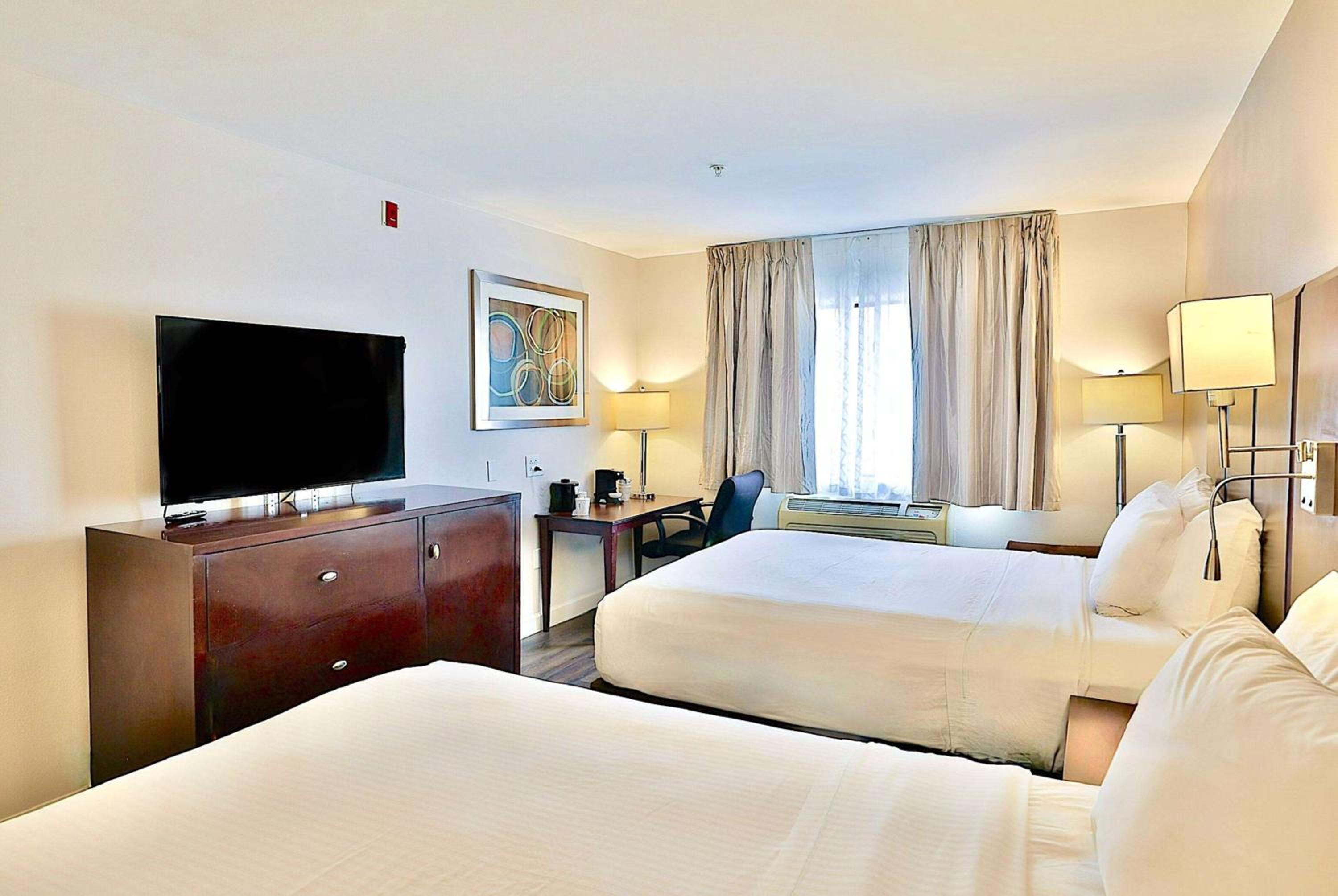 Queen Room with Two Queen Beds - Non-Smoking - Photo 2