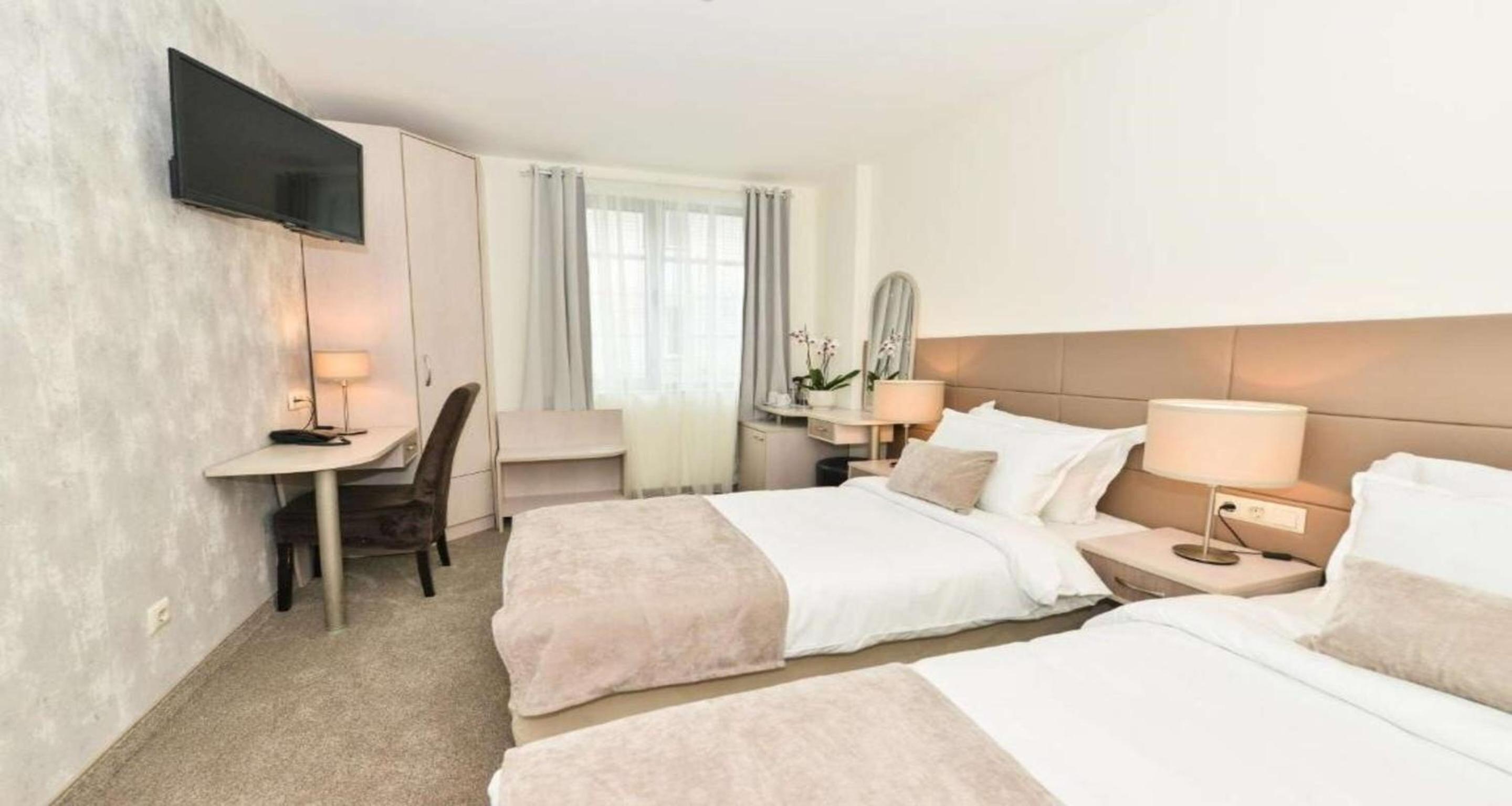 Double Room with Two Single Beds - Non-Smoking - Photo 1