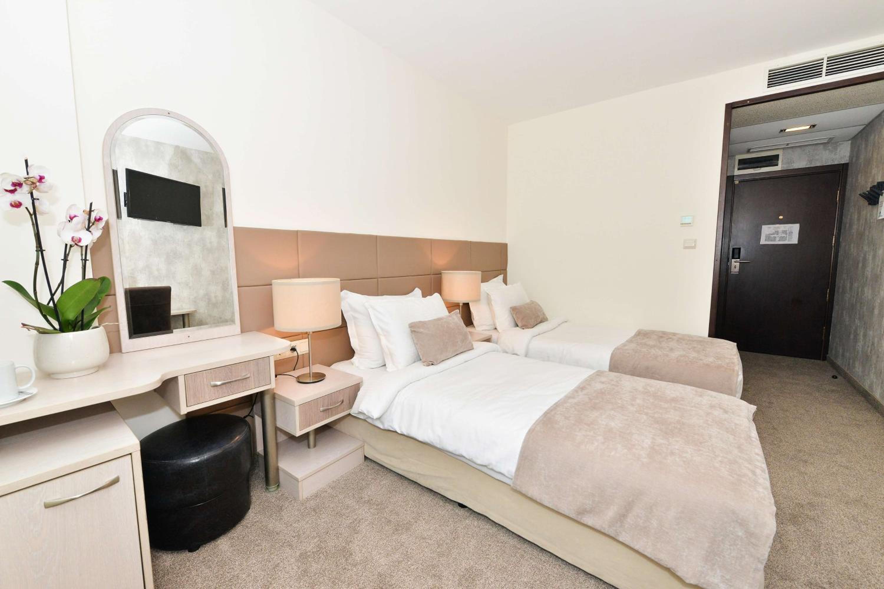 Double Room with Two Single Beds - Non-Smoking - Photo 19