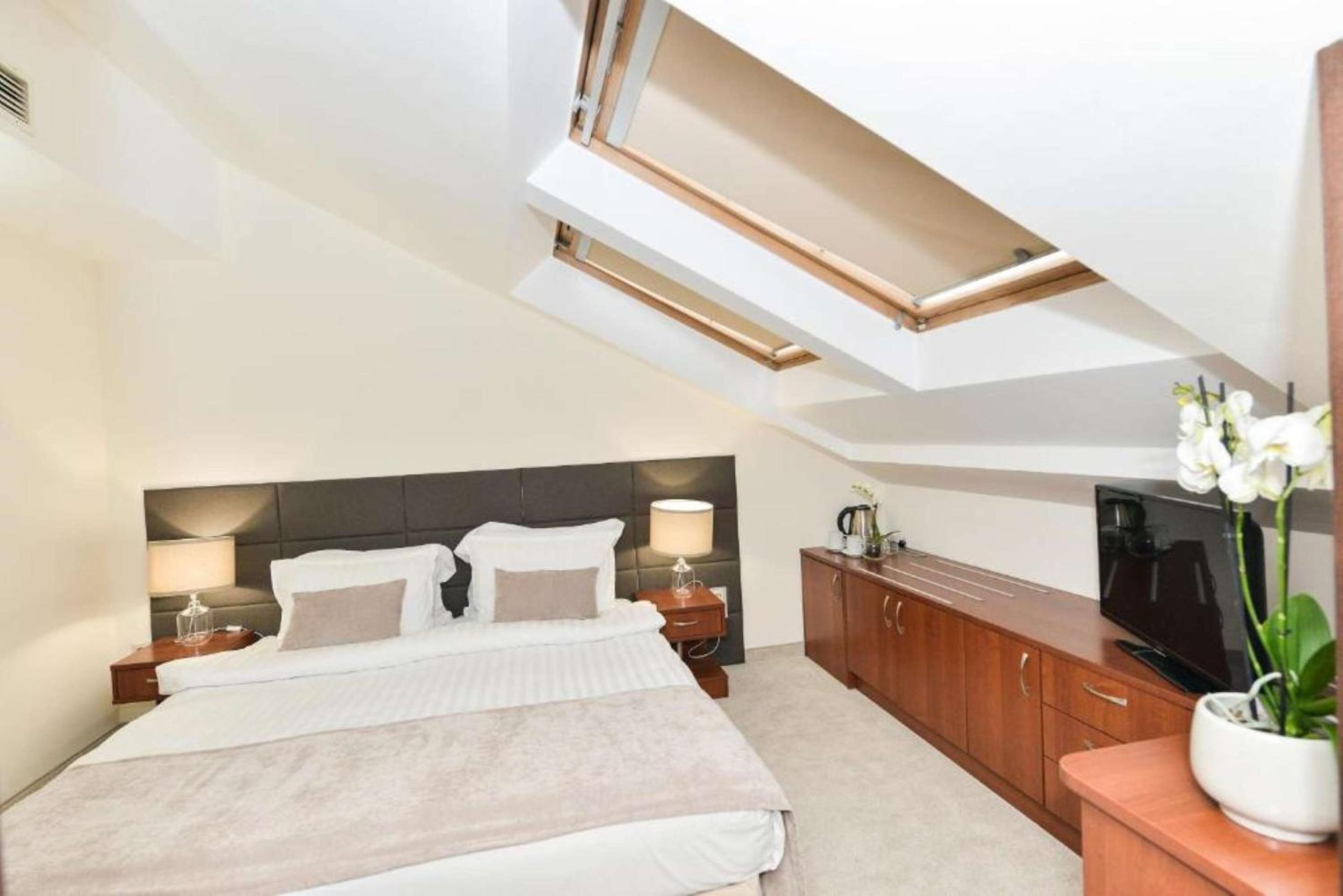 Double Room with Double Bed - Non-Smoking - Photo 10