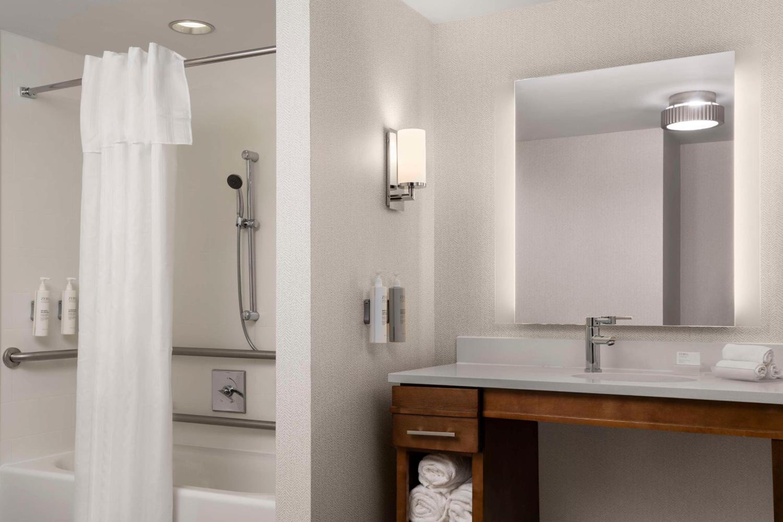 King Studio Suite with Bath Tub - Hearing Accessible/Non-Smoking