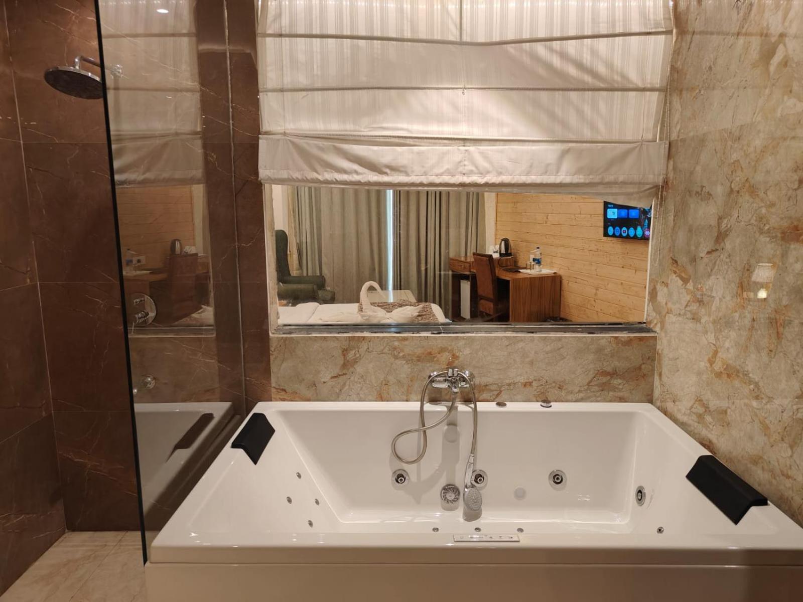 Deluxe Double Room with Bath - Photo 3