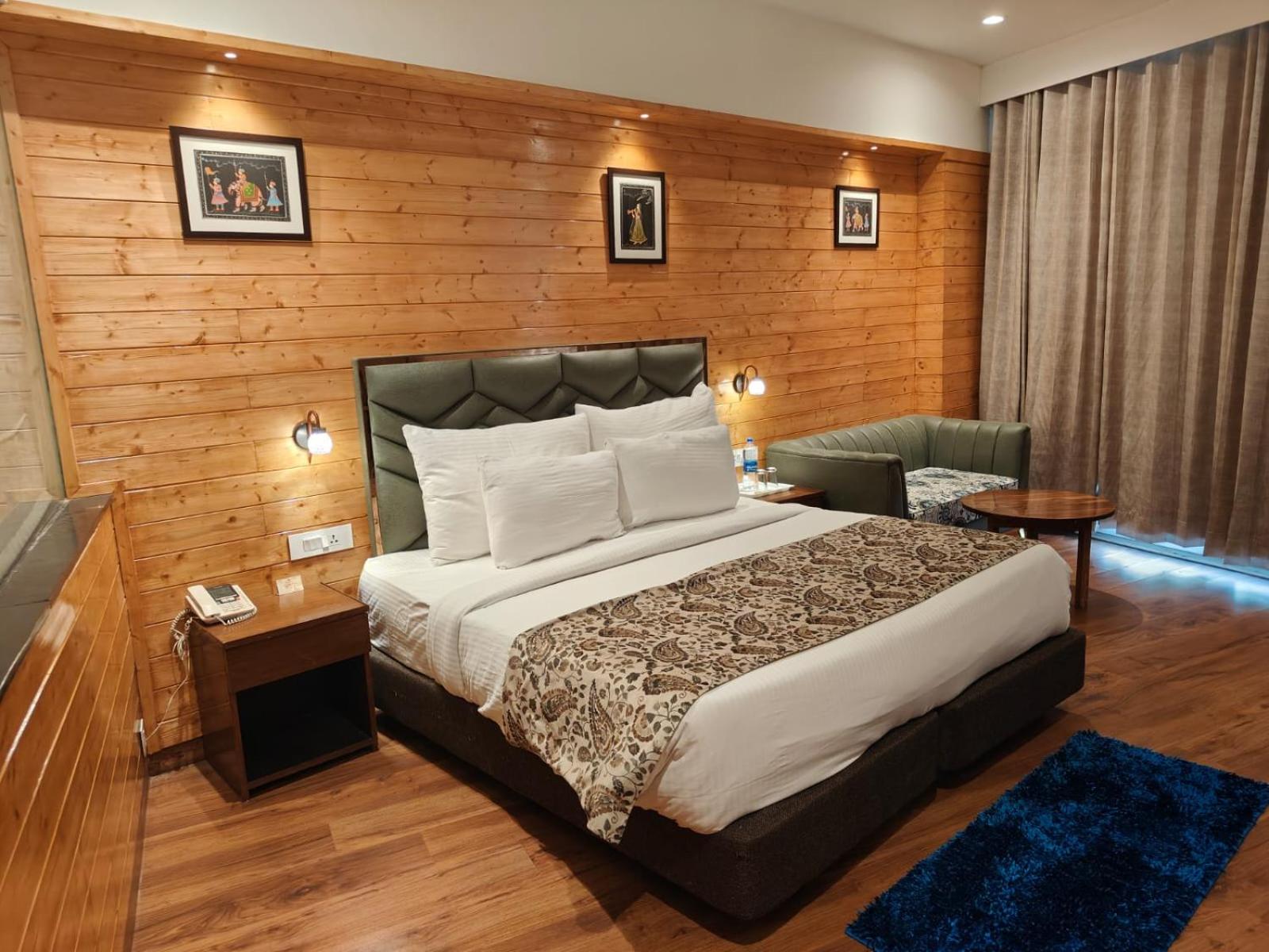 Deluxe Double Room with Bath - Photo 2