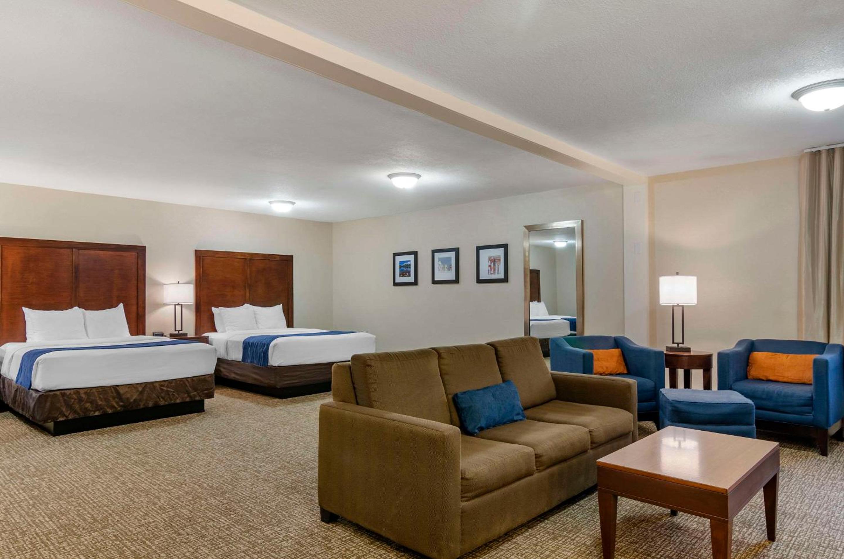 Queen Suite with Two Queen Beds - Non-Smoking - Photo 3