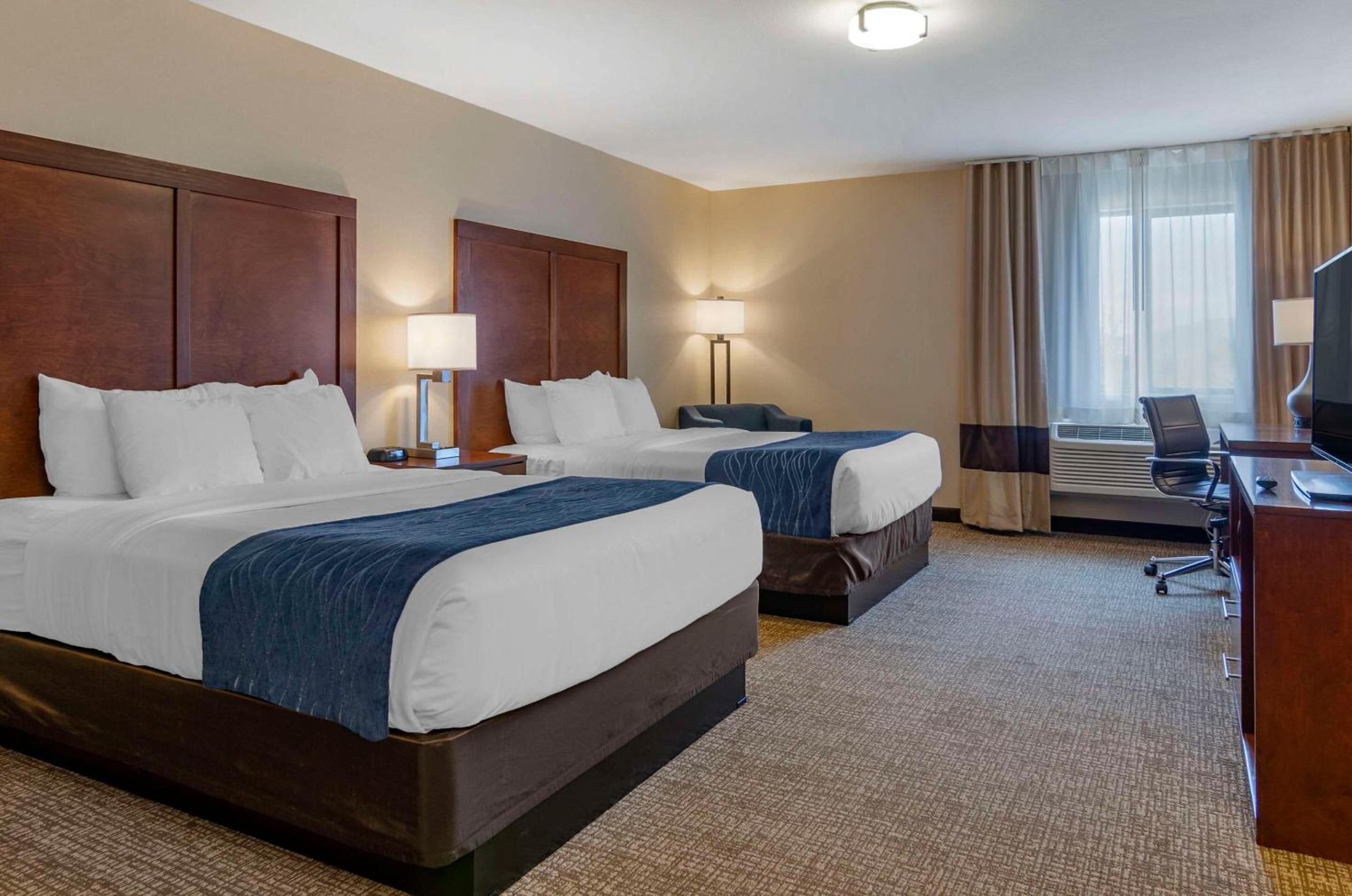 Queen Room with Two Queen Beds - Non-Smoking - Photo 1