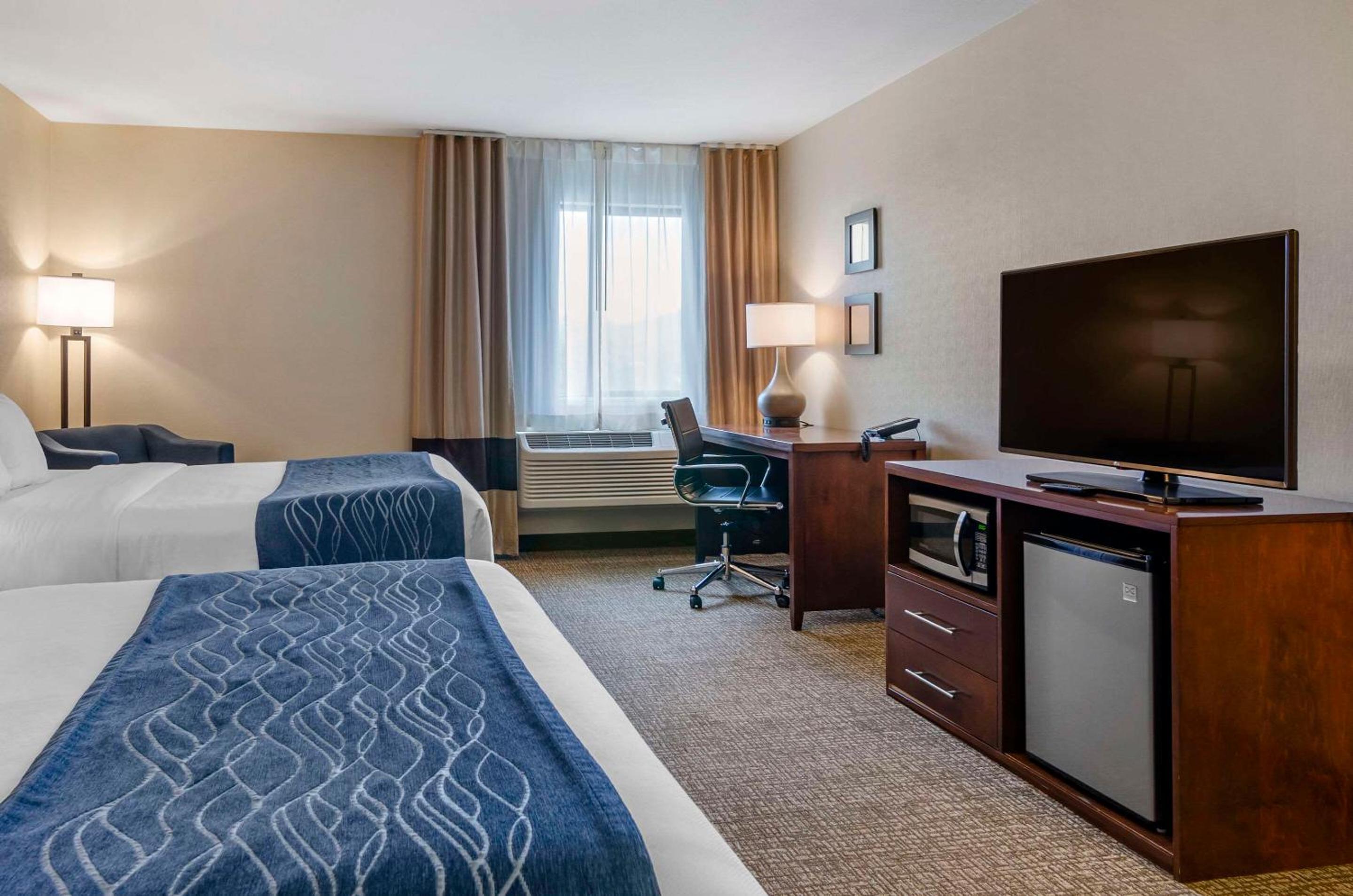 Queen Room with Two Queen Beds - Non-Smoking - Photo 3