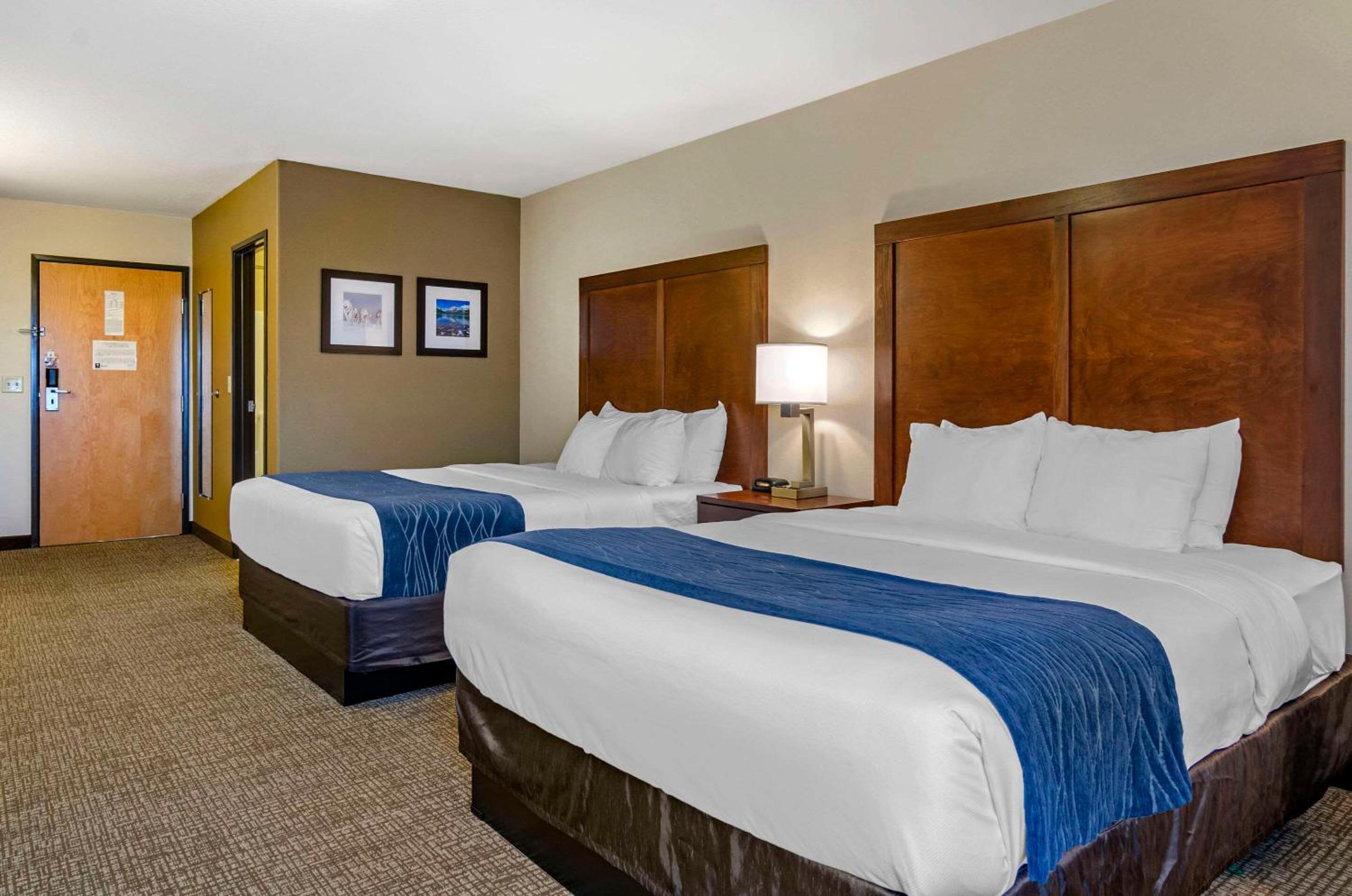 Queen Room with Two Queen Beds - Non-Smoking - Photo 4