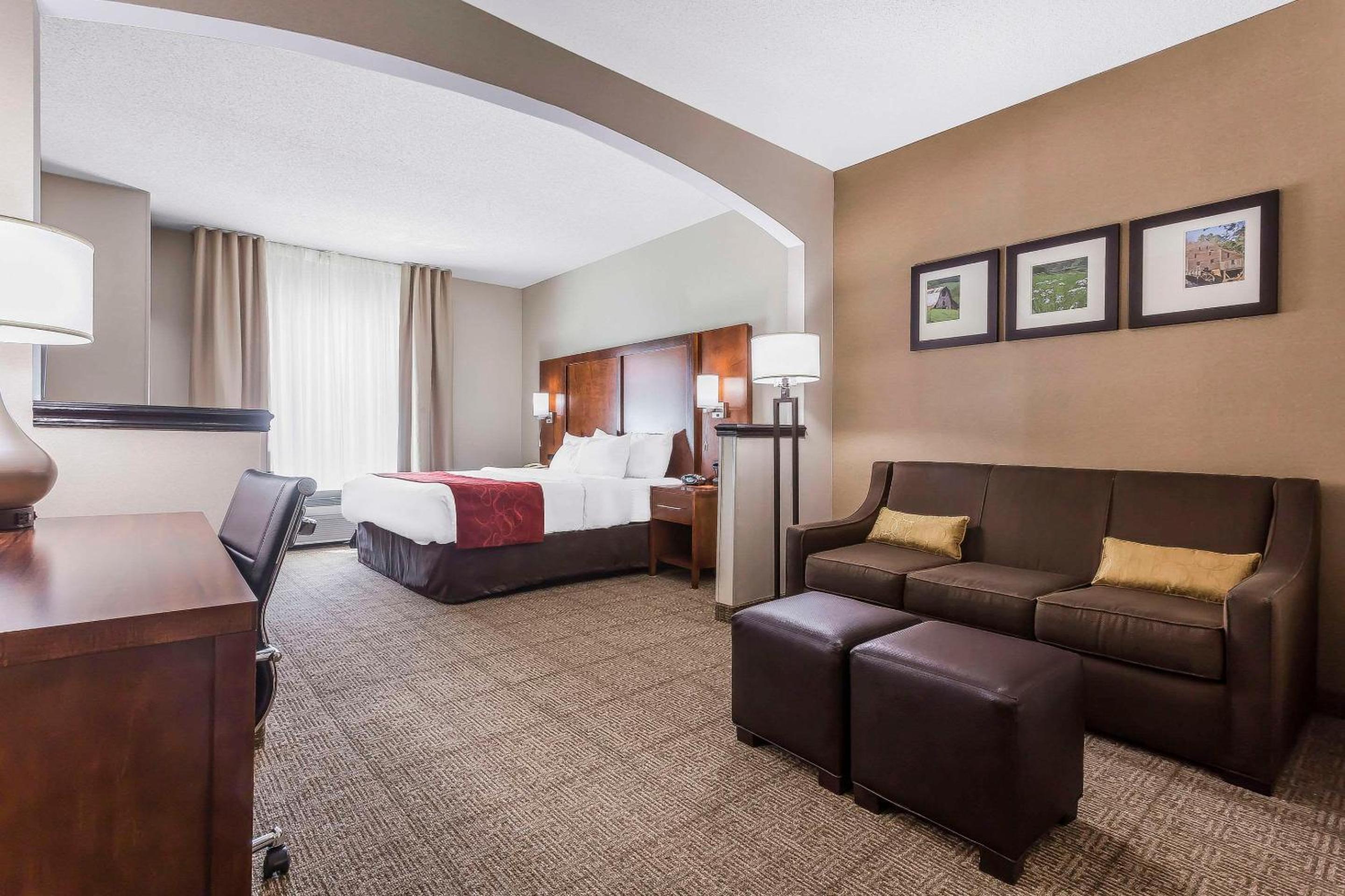 King Suite - Non-Smoking - Photo 6