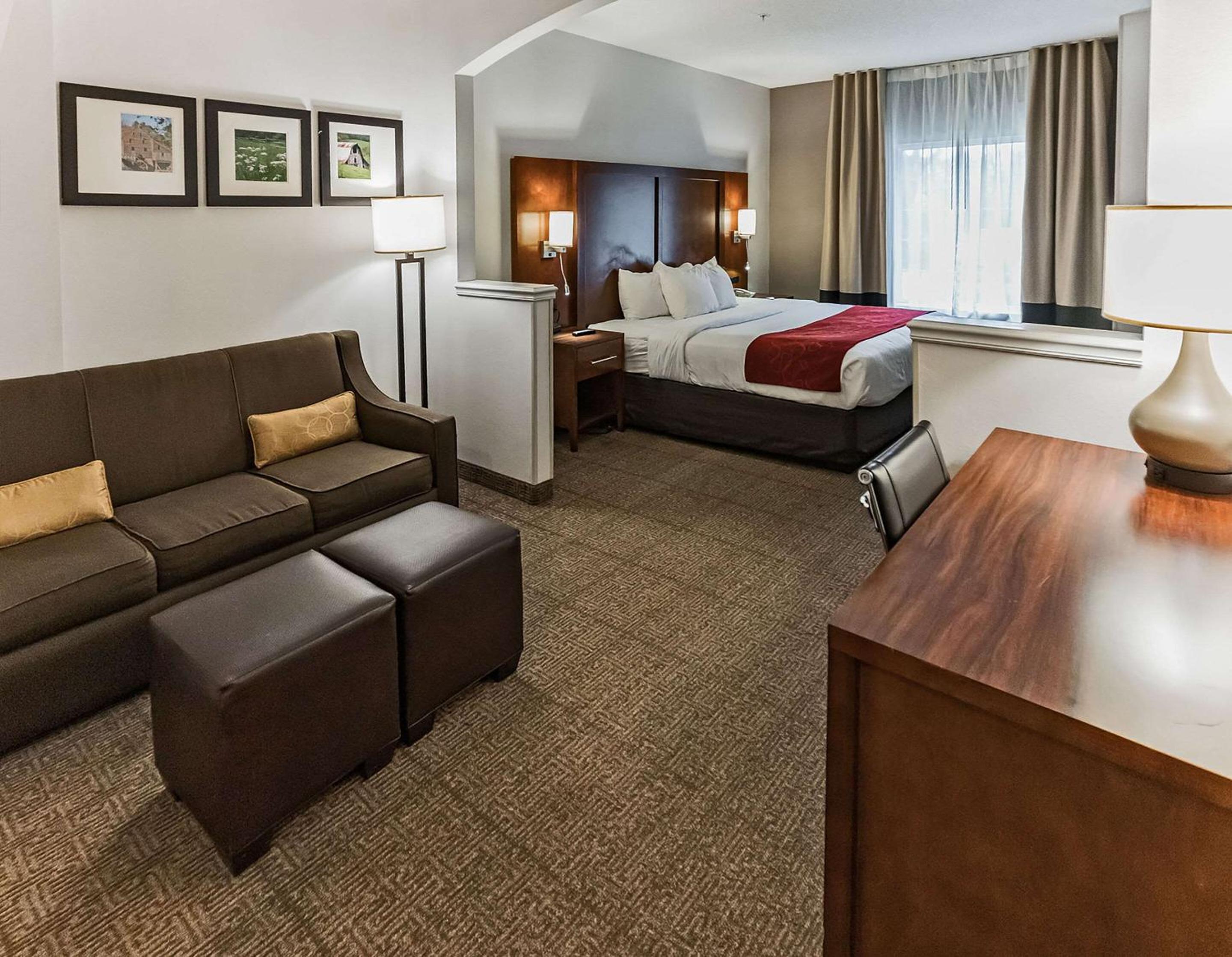 King Suite - Non-Smoking - Photo 3