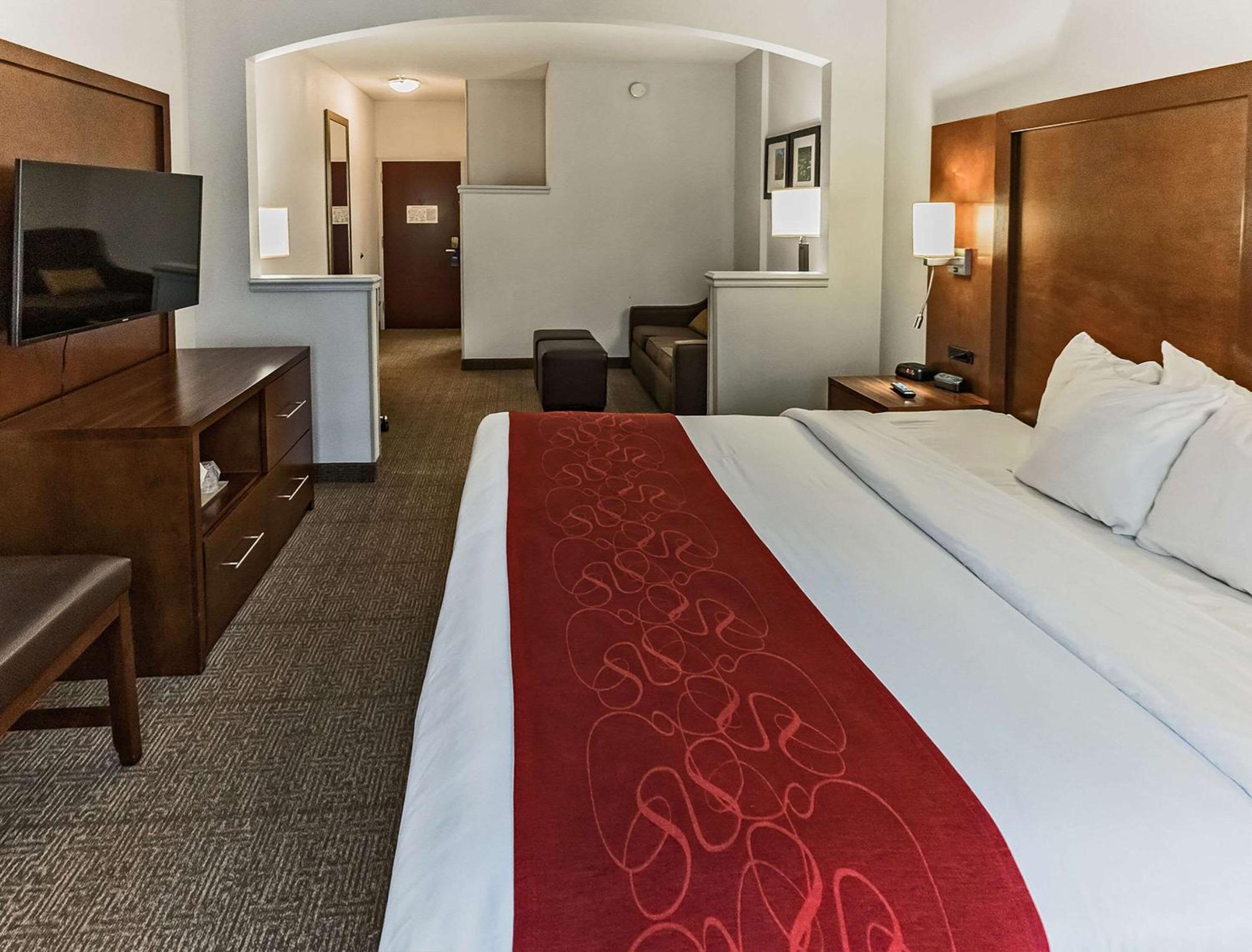 King Suite - Non-Smoking - Photo 4