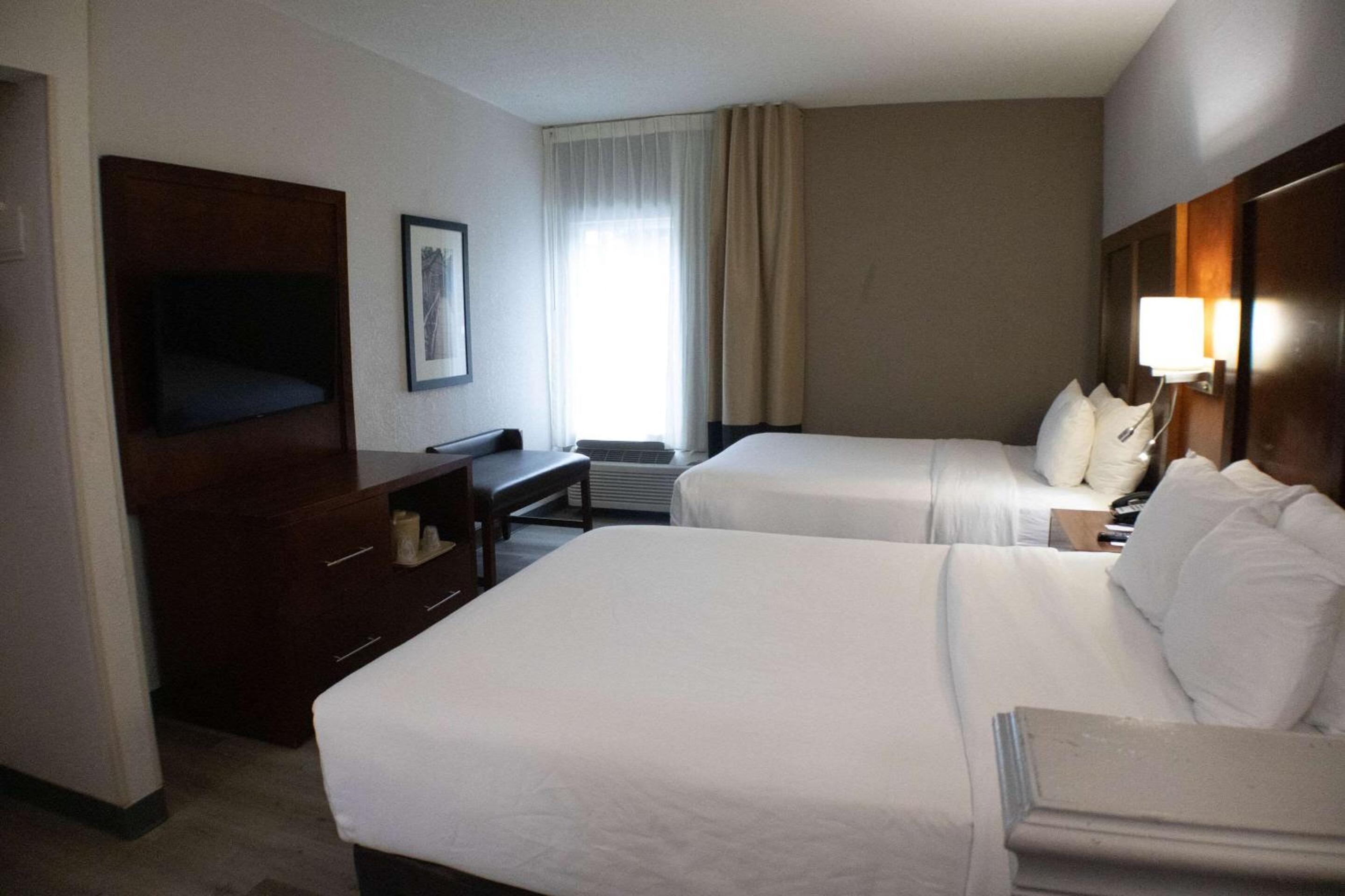 Queen Suite with 2 Queen Beds - Non-Smoking - Photo 11