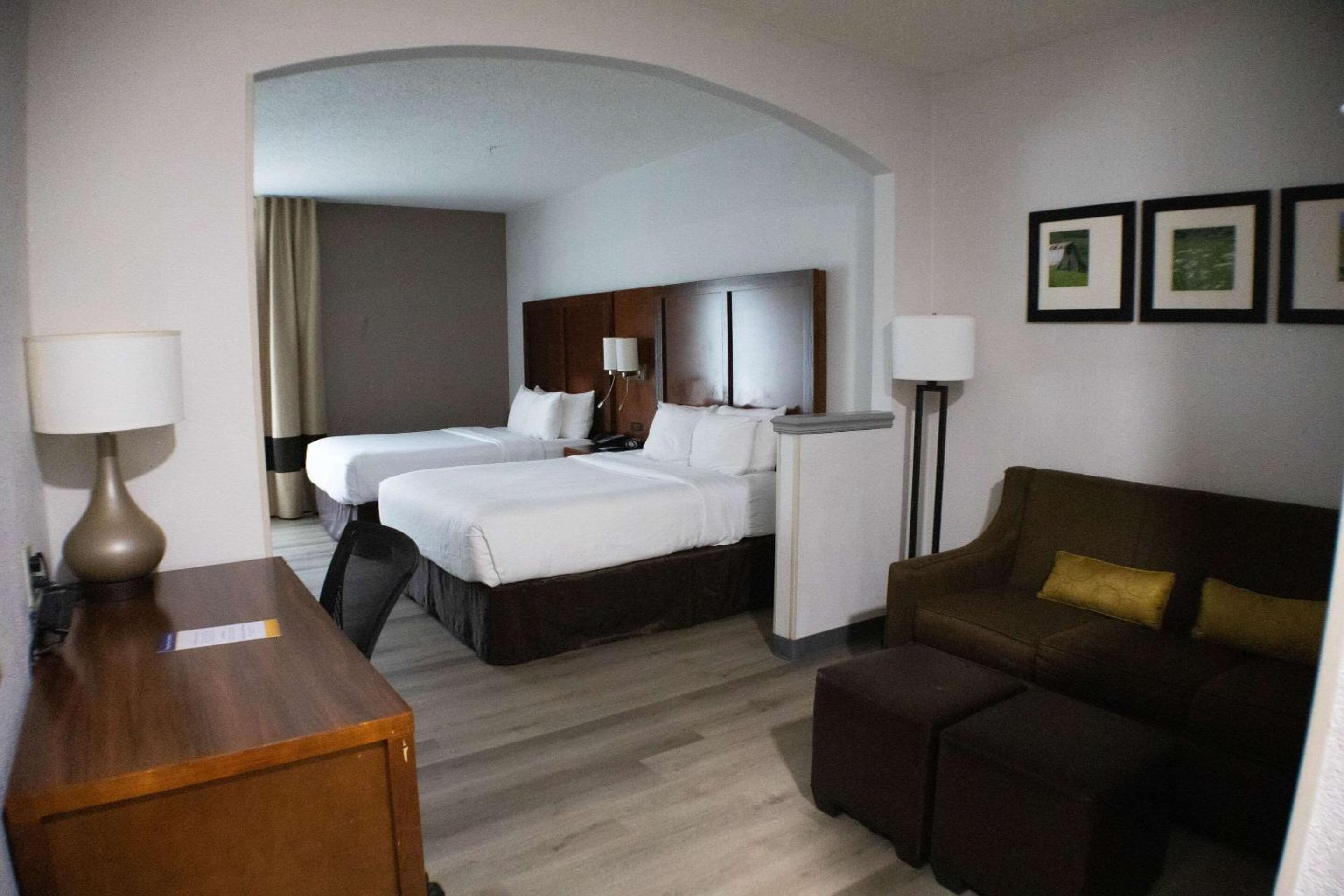 Queen Suite with 2 Queen Beds - Non-Smoking - Photo 1