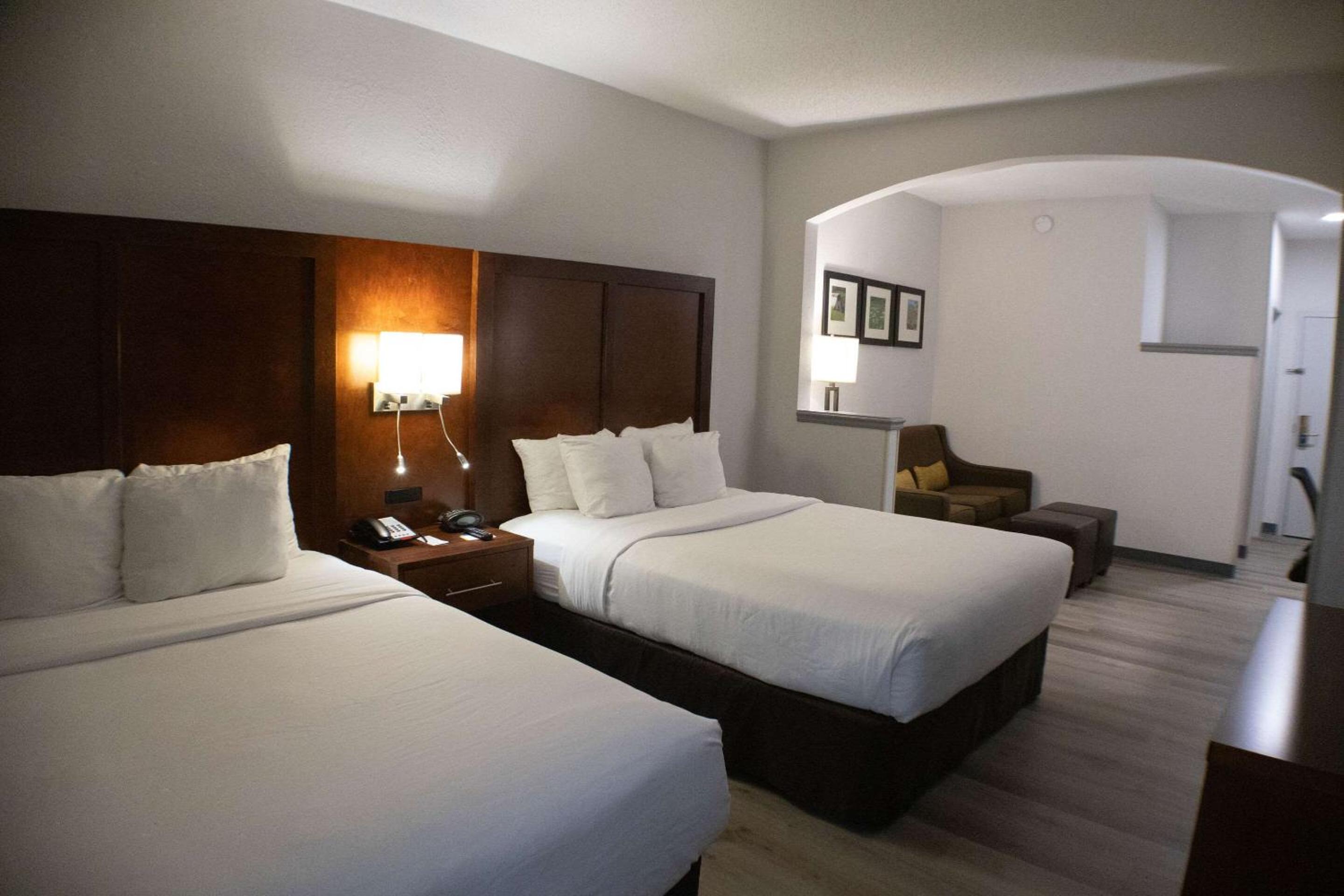 Queen Suite with 2 Queen Beds - Non-Smoking - Photo 10