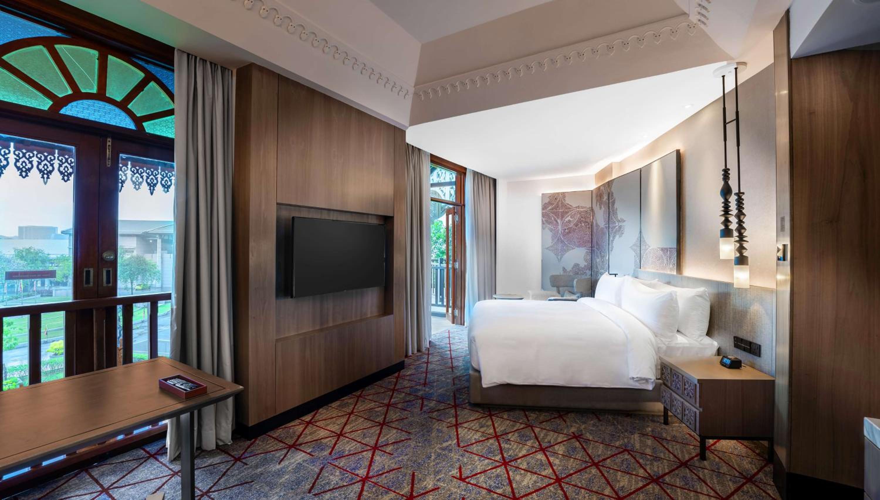 Junior King Suite with Lake View - Photo 1