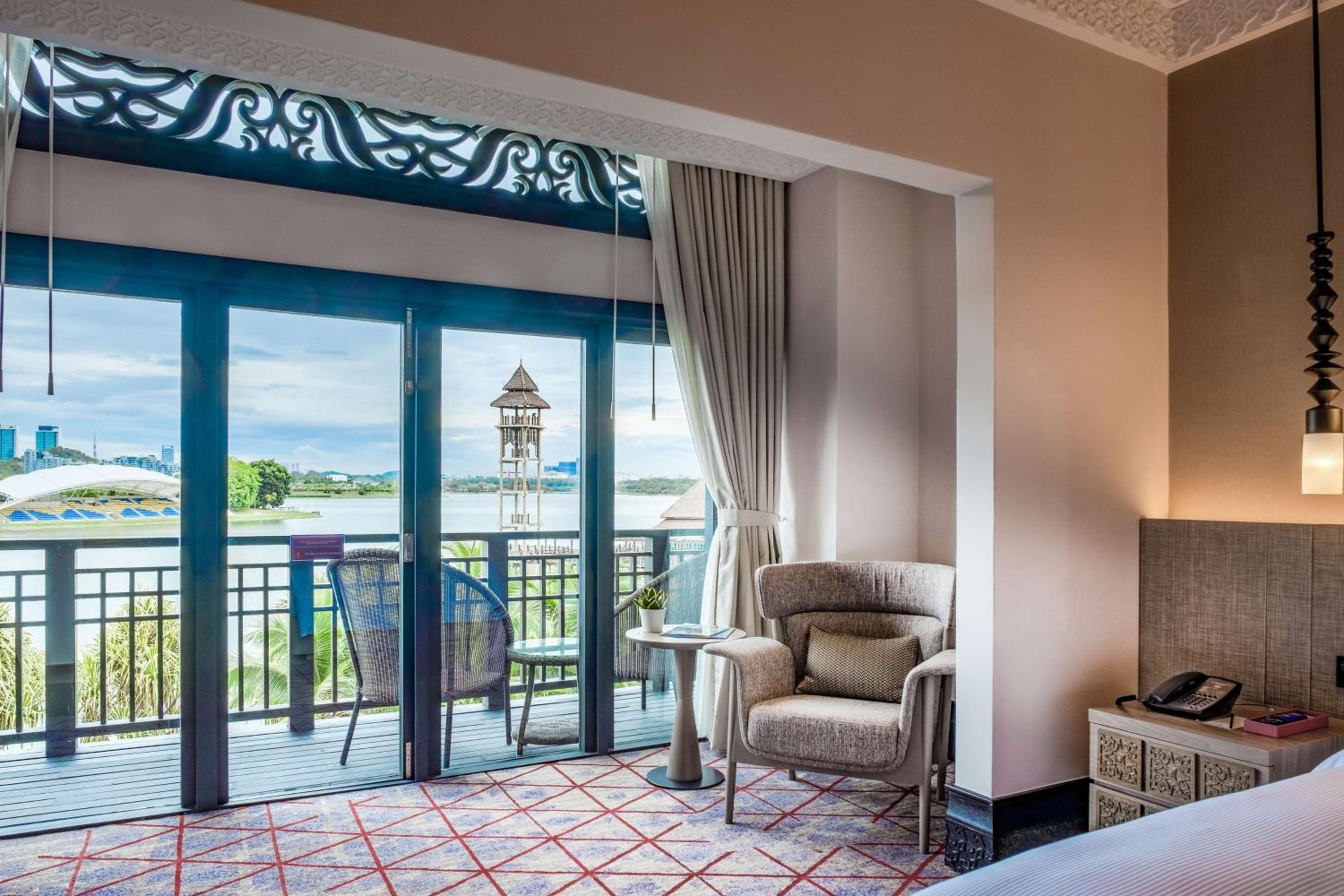Executive King Room with Lake View - Photo 2