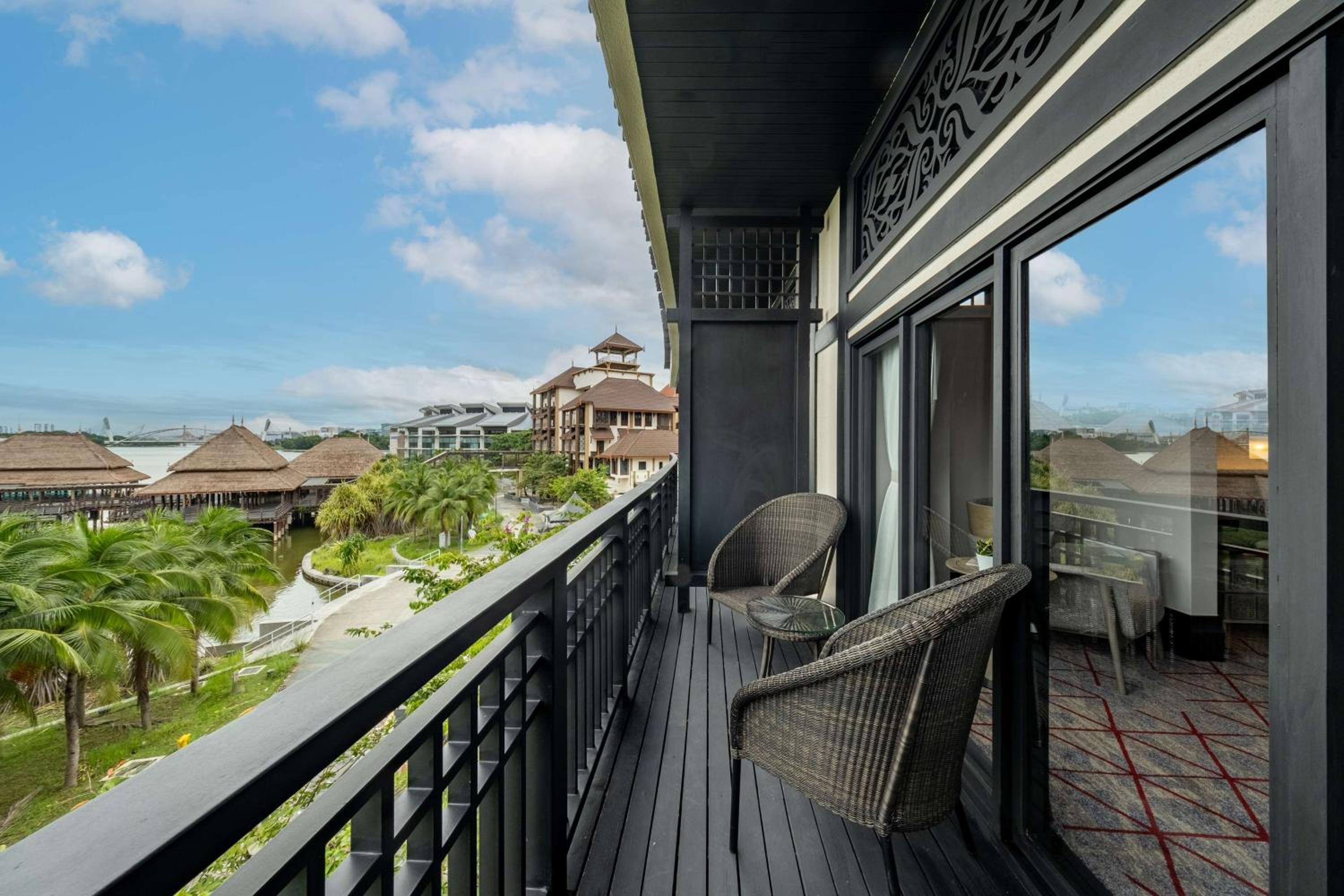 Executive King Room with Lake View - Photo 3