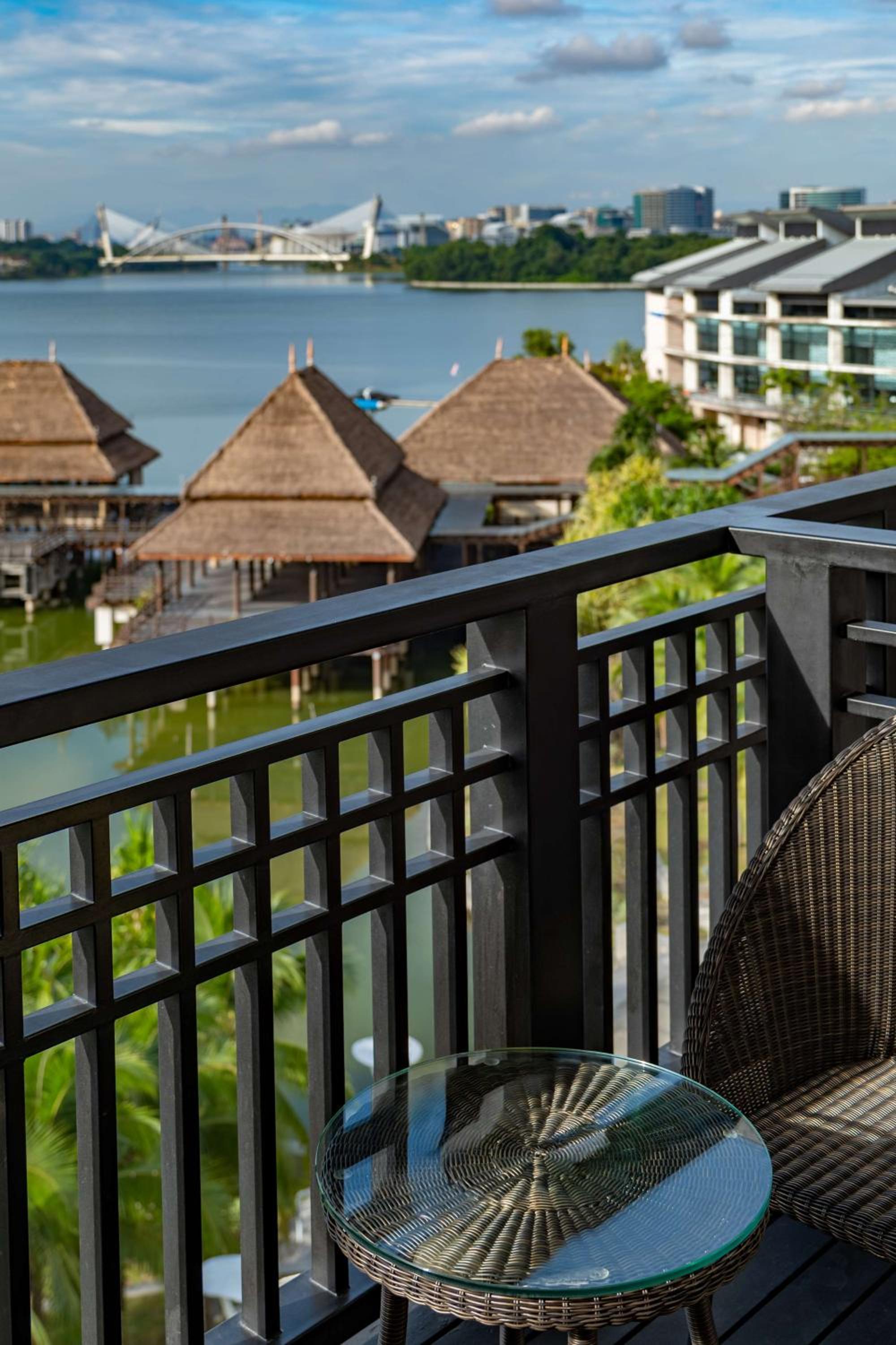 Executive King Room with Lake View - Photo 4