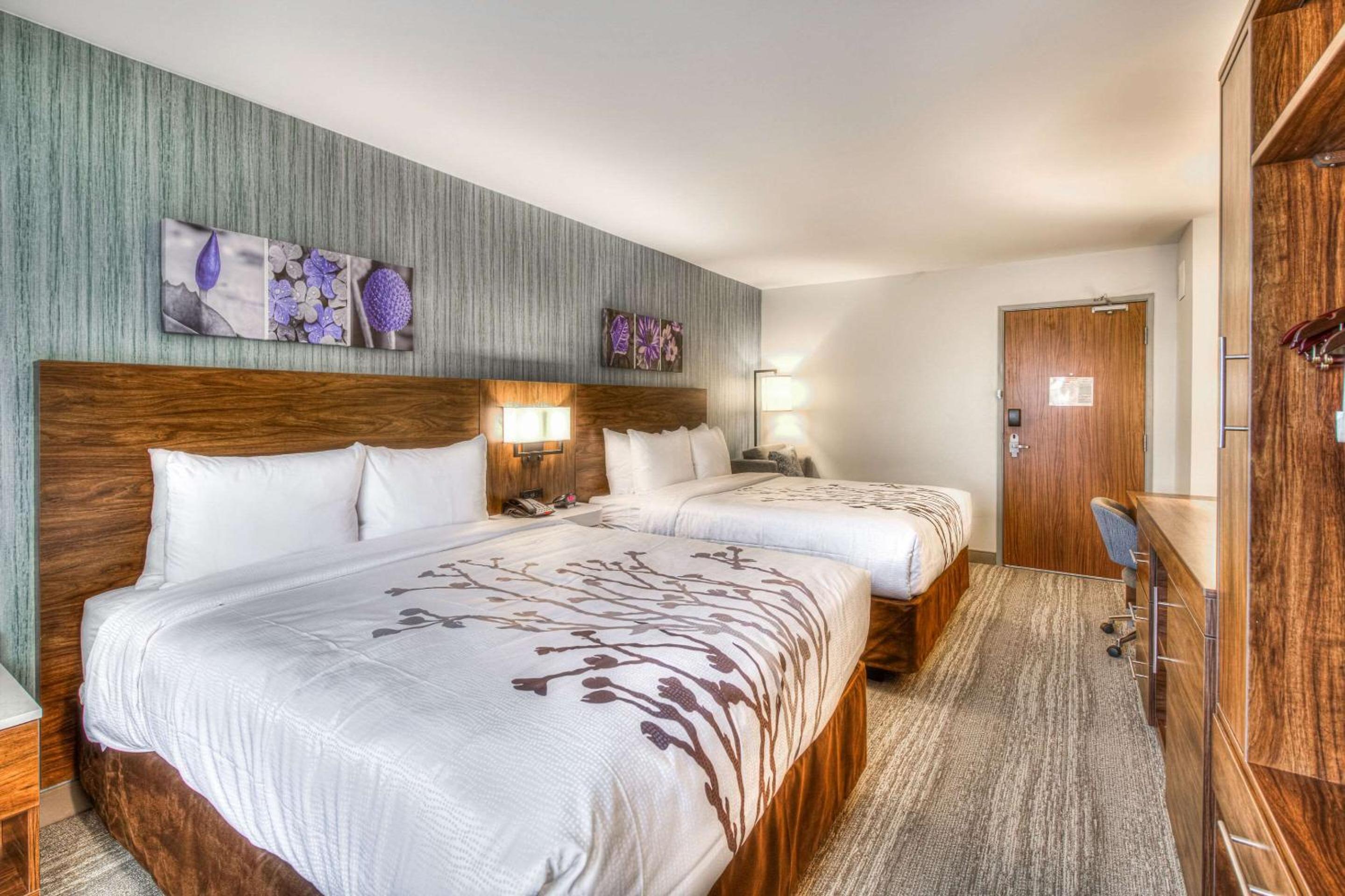Standard Queen Room with Two Queen Beds - Non-Smoking - Photo 2